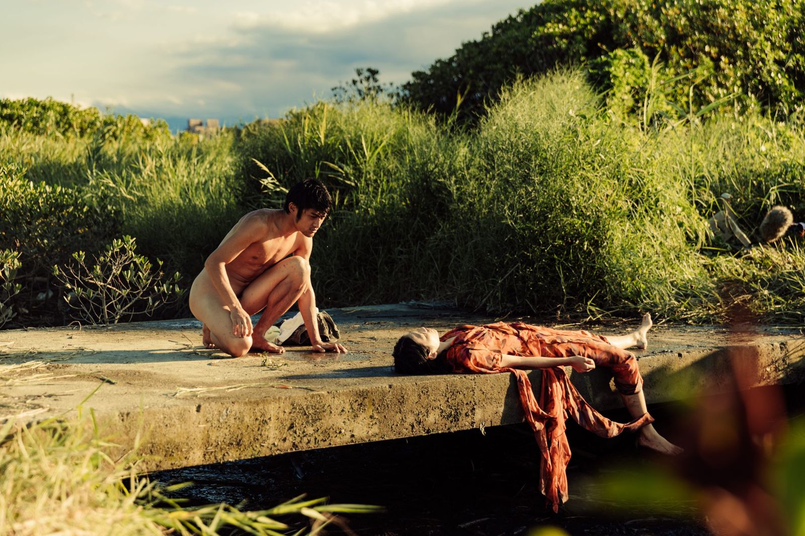 柯泯薰泡河掀內心赤裸哭到無法自控　潘綱大社子島全裸被路人圍觀