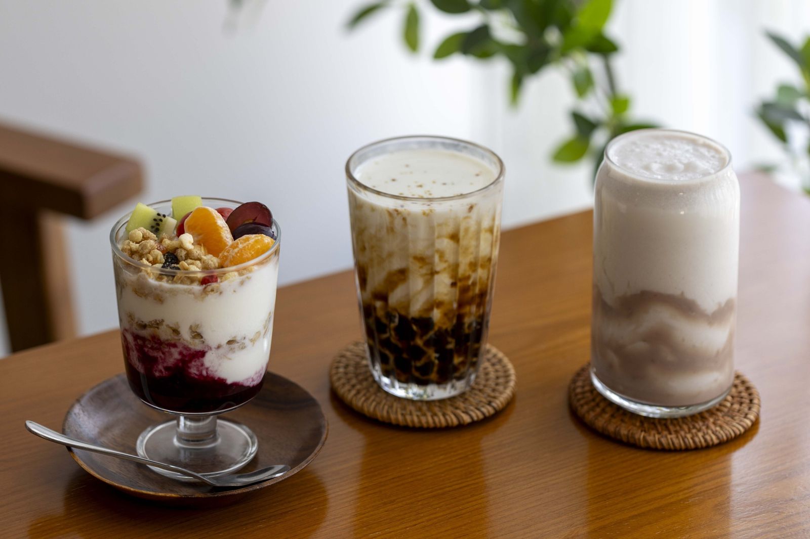 「養牛人家」的「黑糖波波純鮮乳」（圖中，70元／杯）糖香迷人，珍珠Q彈。