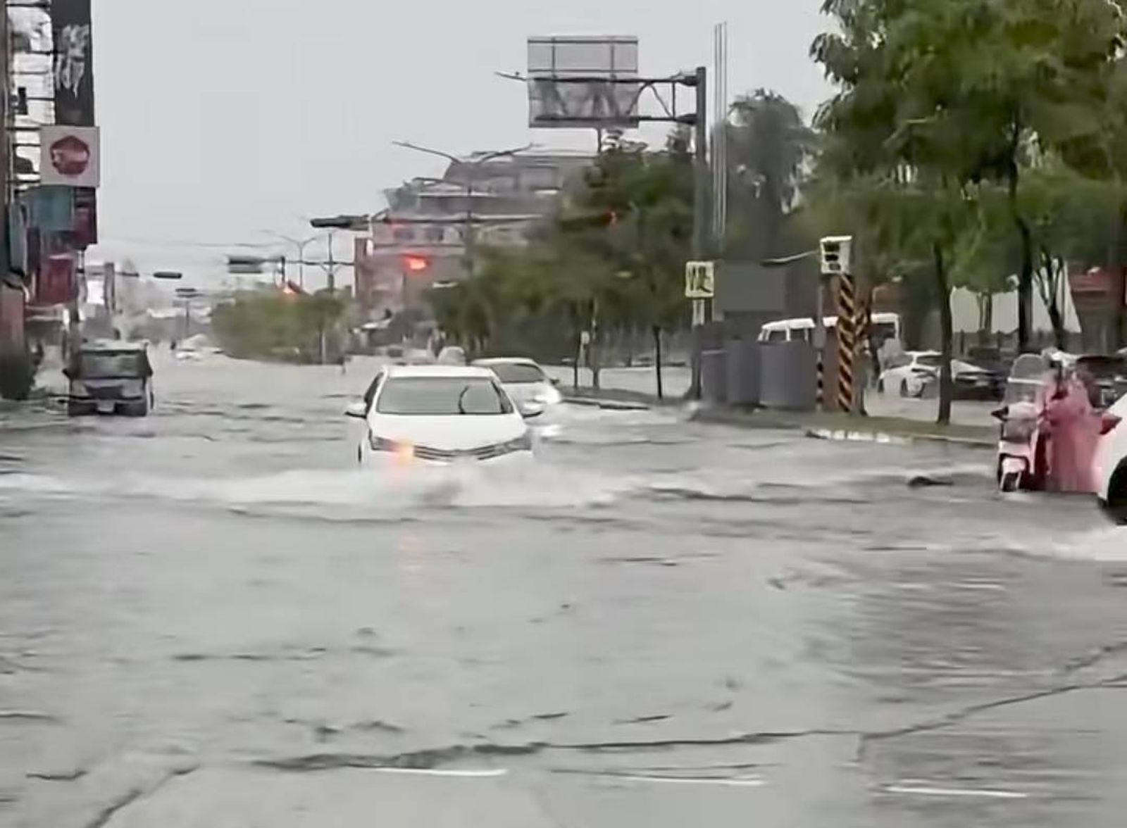 台南「水深火熱」!凌晨大爆炸、雨彈狂砸 永康、仁德淹水災情頻傳