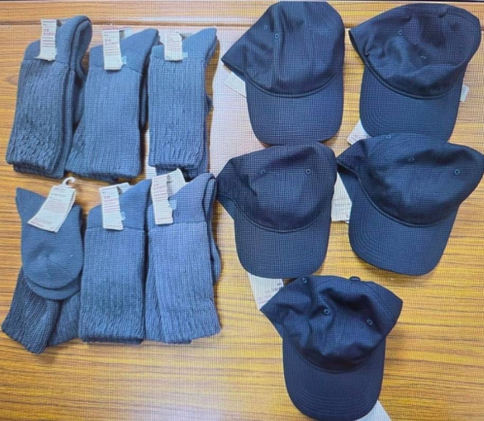 警方從男子背包搜出6雙襪子、5頂帽子驚覺有異,一般人誰會一次買5頂帽子。翻攝畫面