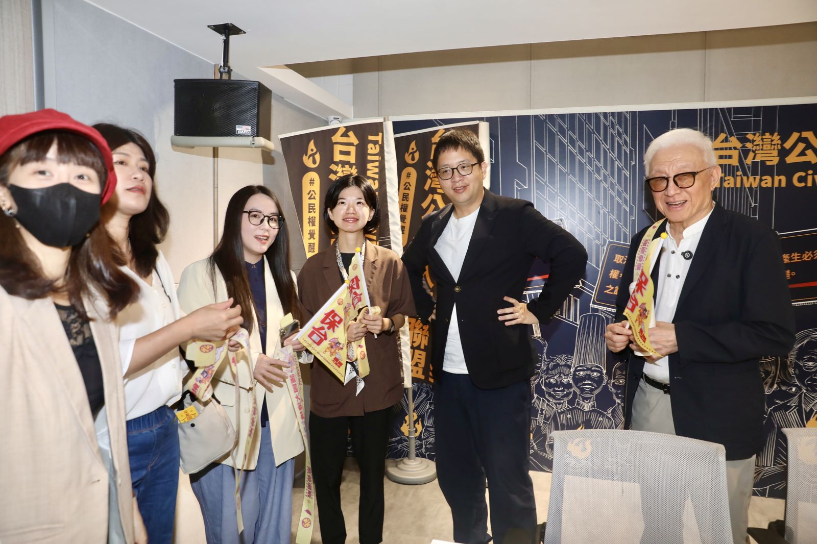 26日，罷免團體舉行護國大繞境記者會，替大罷免造勢。林煒凱攝