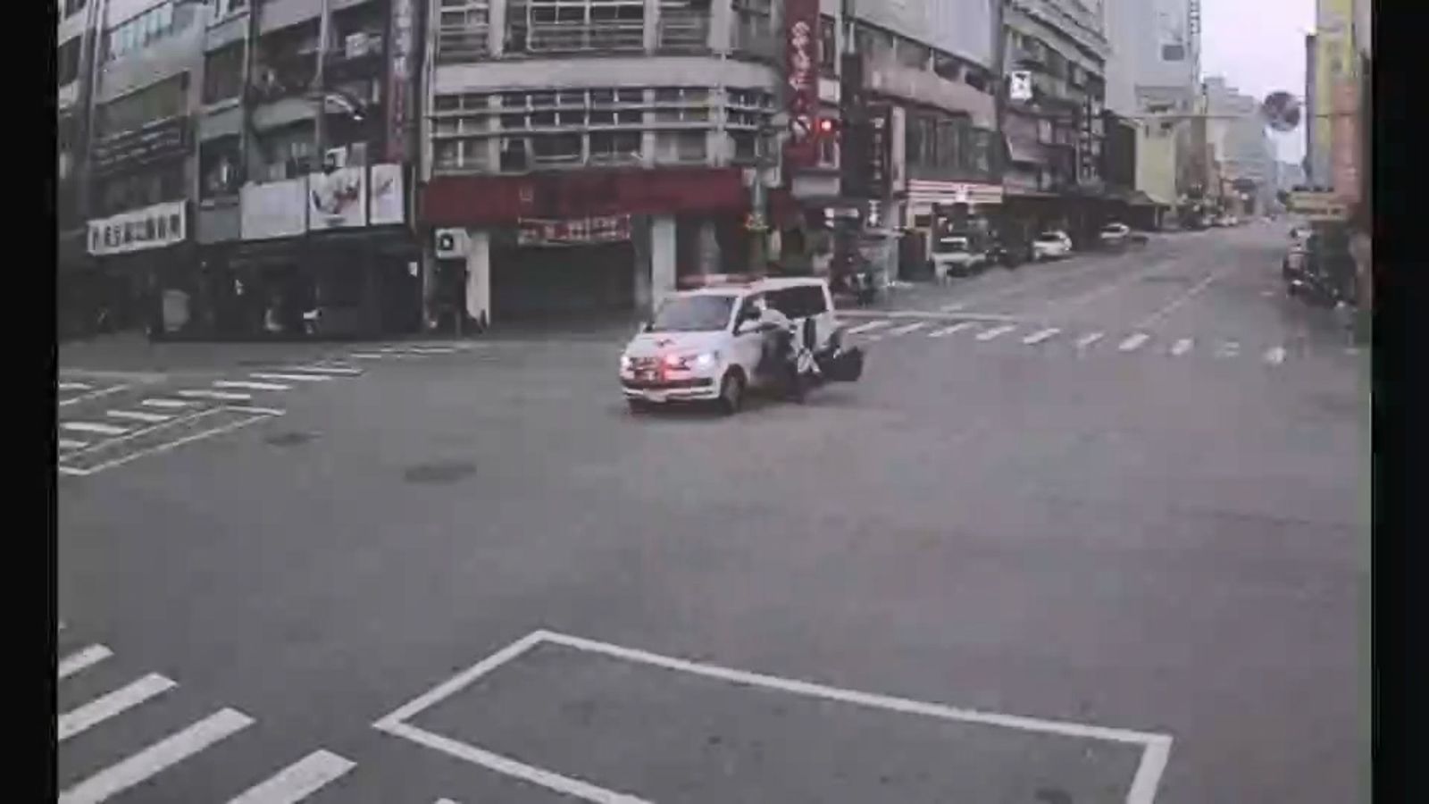 民間救護車通過路口,左側機車攔腰撞上。圖/民眾提供