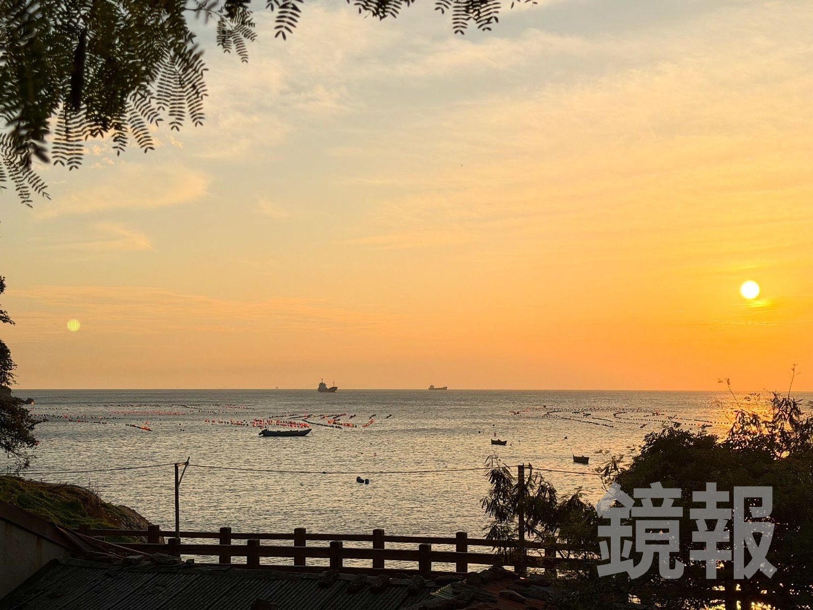 馬祖南竿芙蓉澳的海面上可以看到很多浮球,底下都是懸掛淡菜。