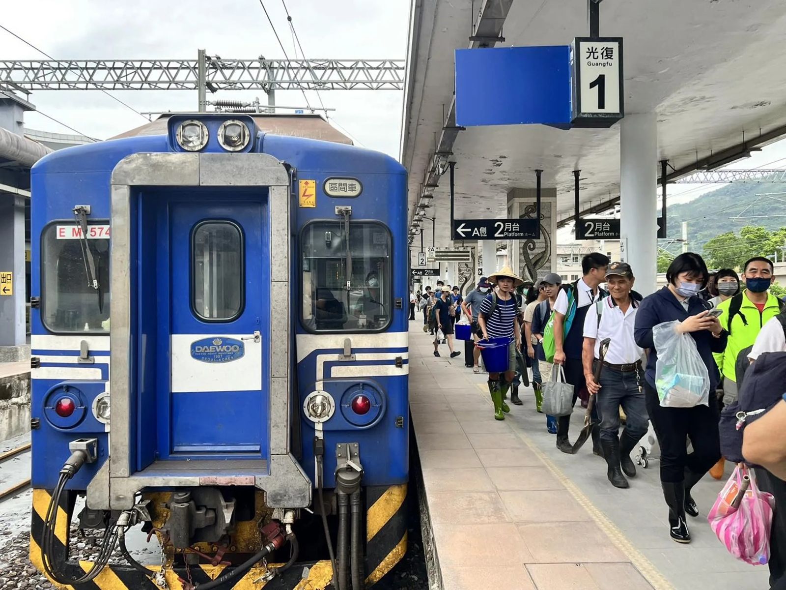 台鐵、高鐵新規！月台奔跑嬉鬧、跨警戒線最高罰7500元　電扶梯做1也要罰