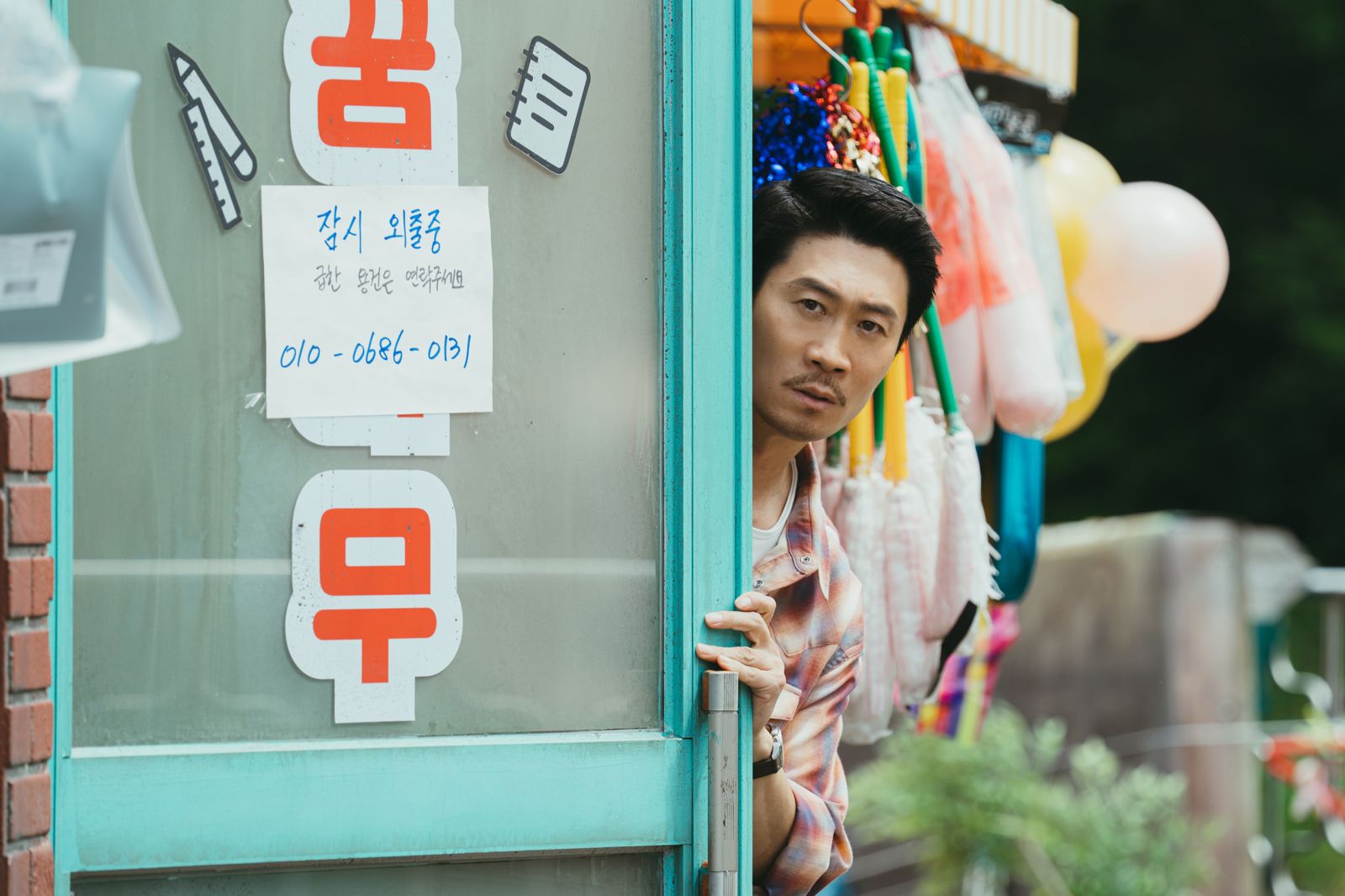 陳善圭特地黏上小鬍子演出。friDay影音提供