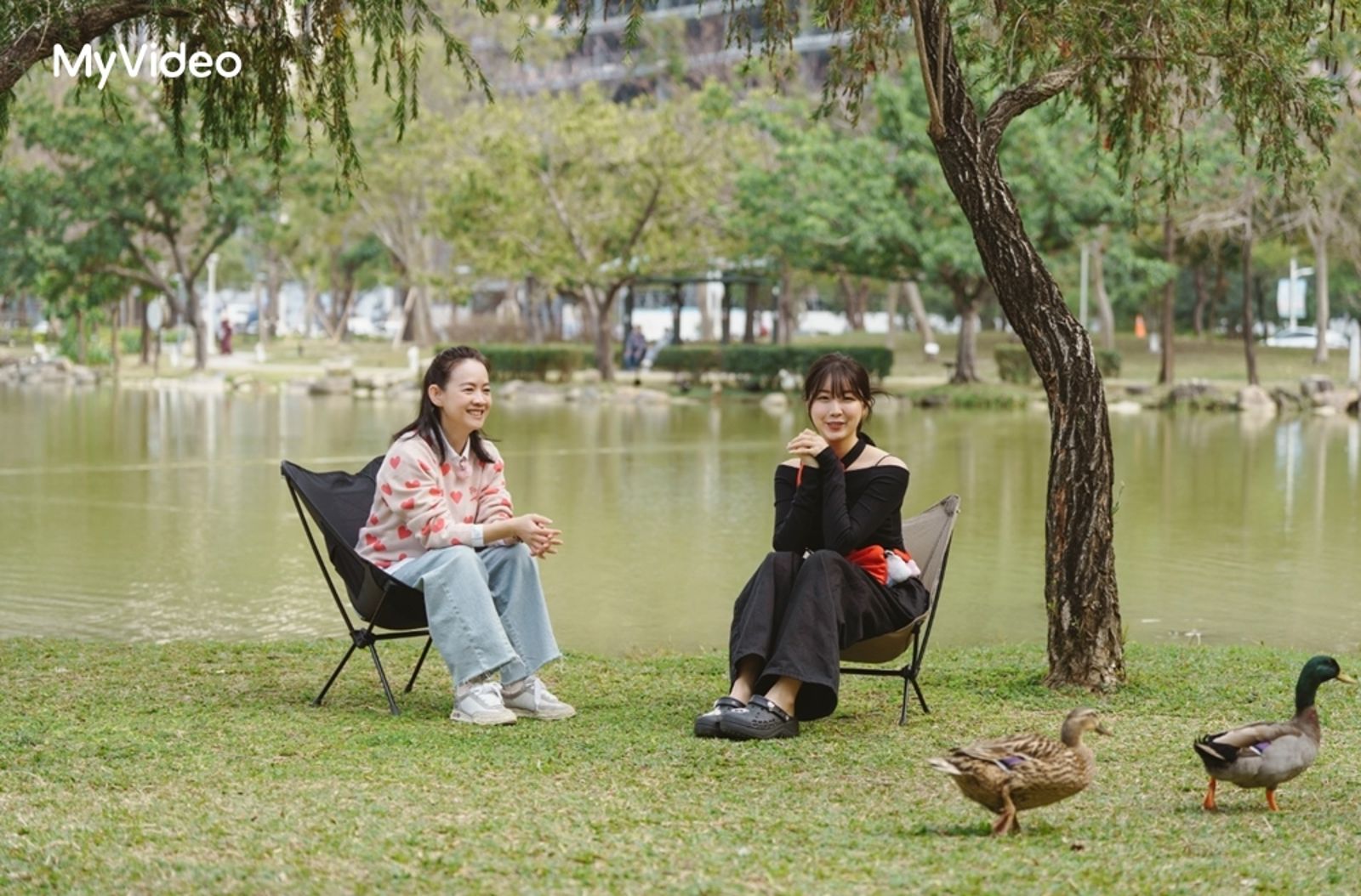 《我們回家吧3》曾寶儀(左)親自帶路,領安芝儇(右)吃爆高雄。台灣大哥大MyVideo、三立提供