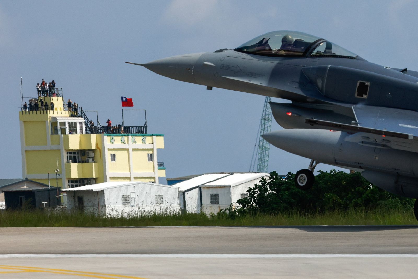 2日，終於飛抵我國的F-16V戰機，引來許多攝影記者與軍武愛好者前往台東搶拍。圖／達志影像