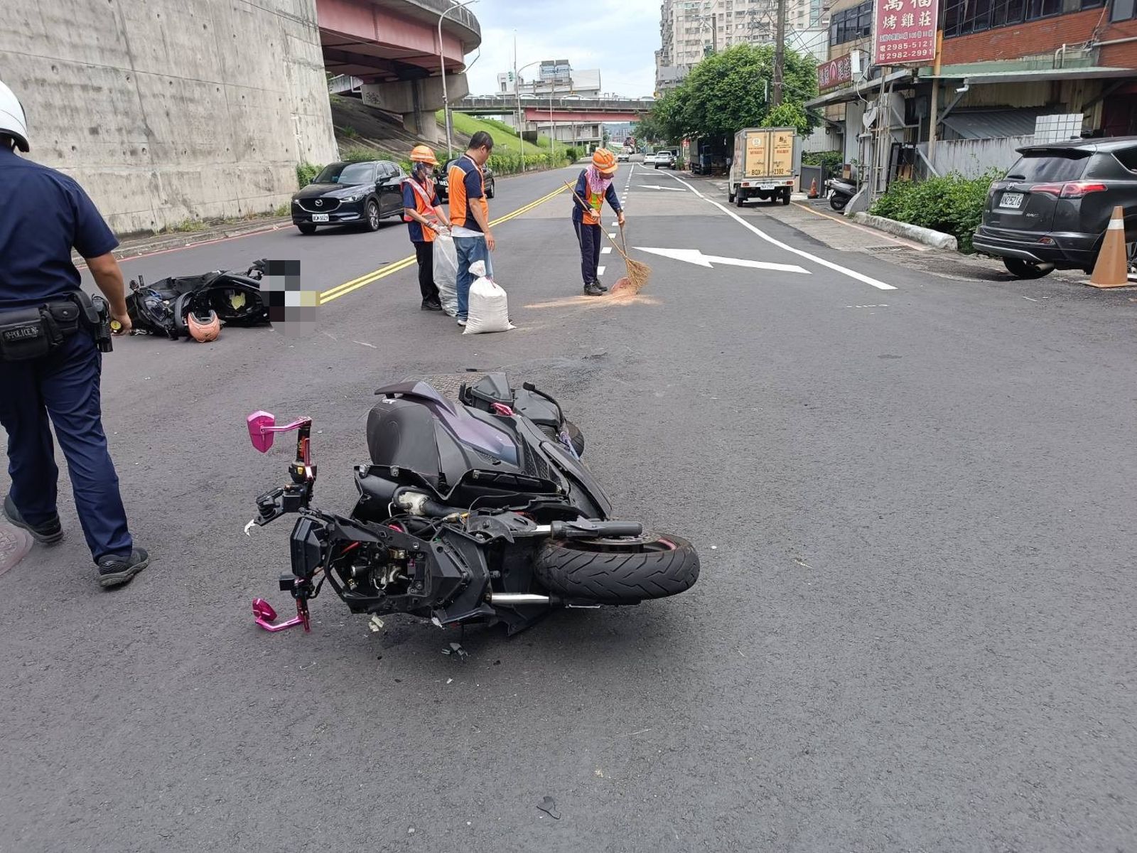 撞擊片／五股機車闖燈對撞　21歲男騎士挨撞腿部骨折變形