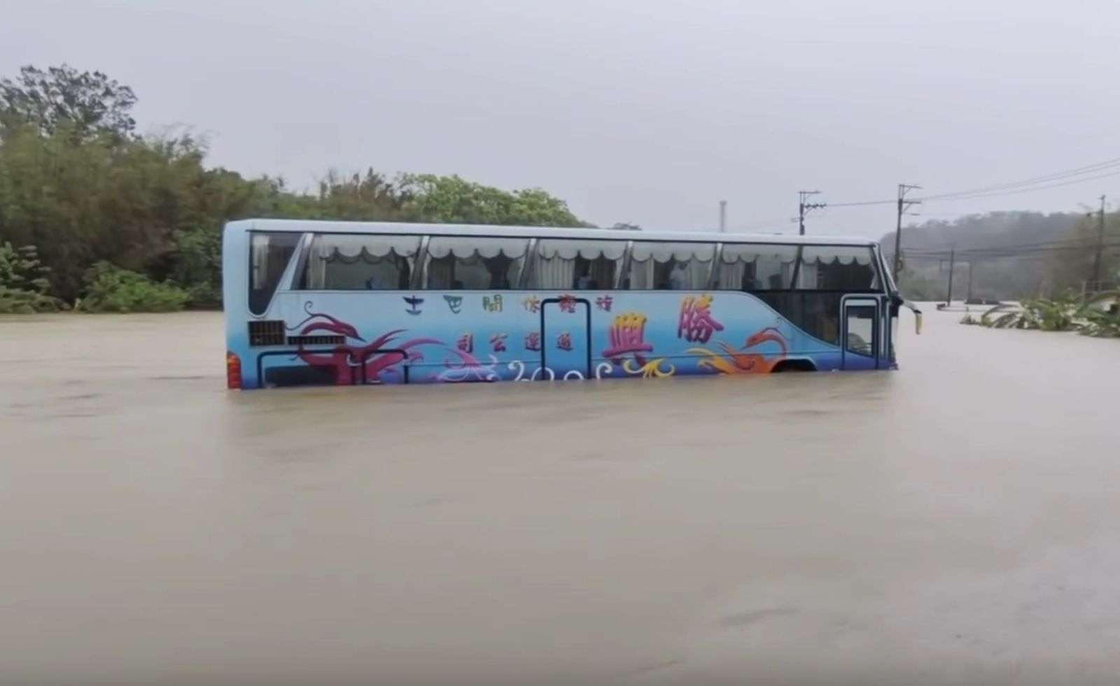 暴雨轟炸中台灣！苗栗民宅遭淹「遊覽車泡水」…新竹地下道閘門疑故障「用車身擋水」