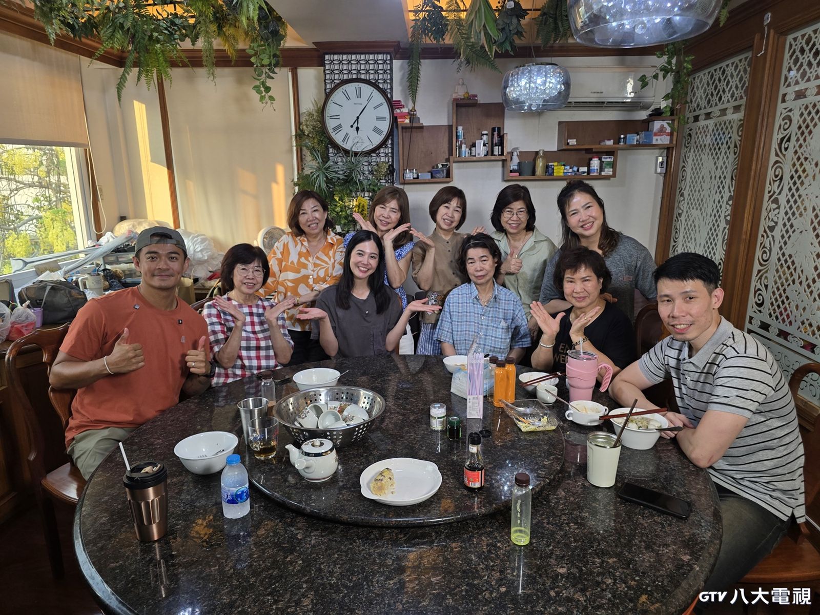 台灣「1小吃」征服泰國8阿姨 《自由的旅行者》黃可欣下廚讓融融驚喊:文化衝擊