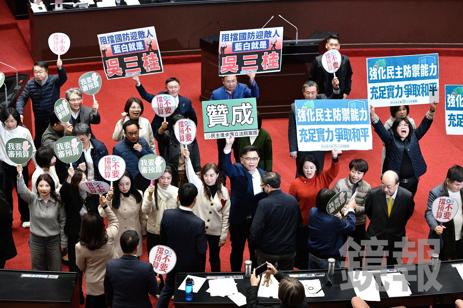 行政院提出的《強化防衛韌性及不對稱戰力計畫採購特別條例》，5月8日被藍白在野黨砍得面目全非，圖為今年初執政黨團痛批在野黨迎合中共。攝影李智為