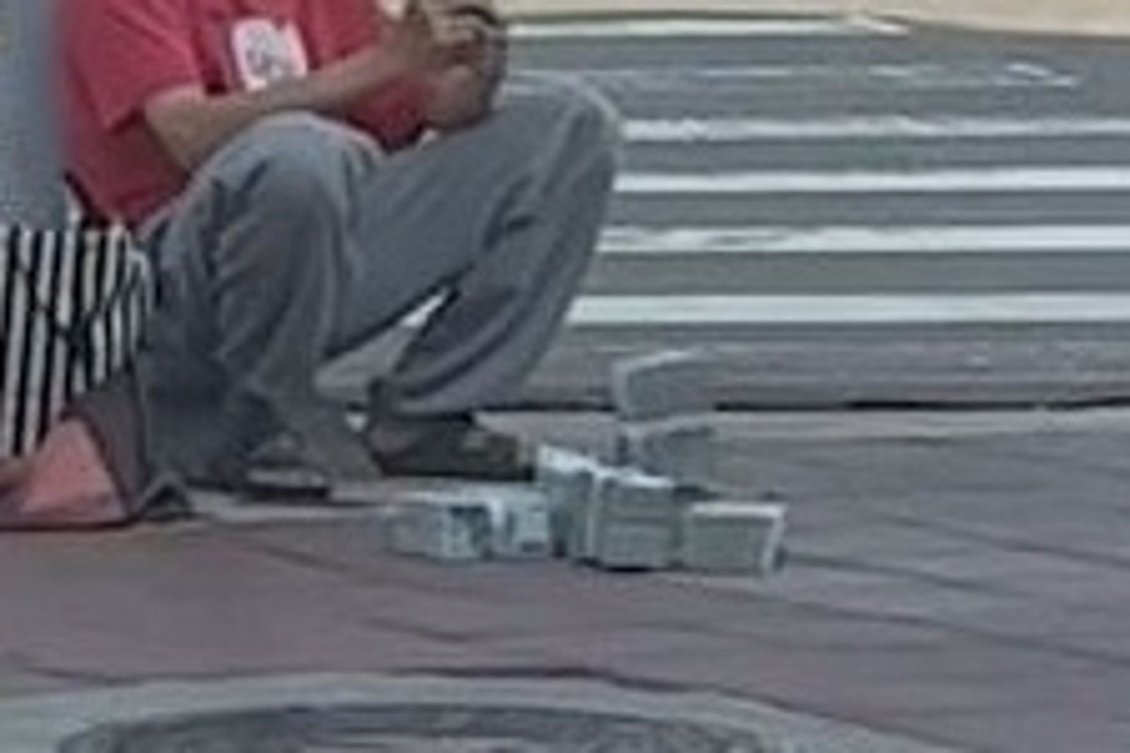 台南「知名人物」路邊曬錢惹議！不滿店家就撒錢咆哮　