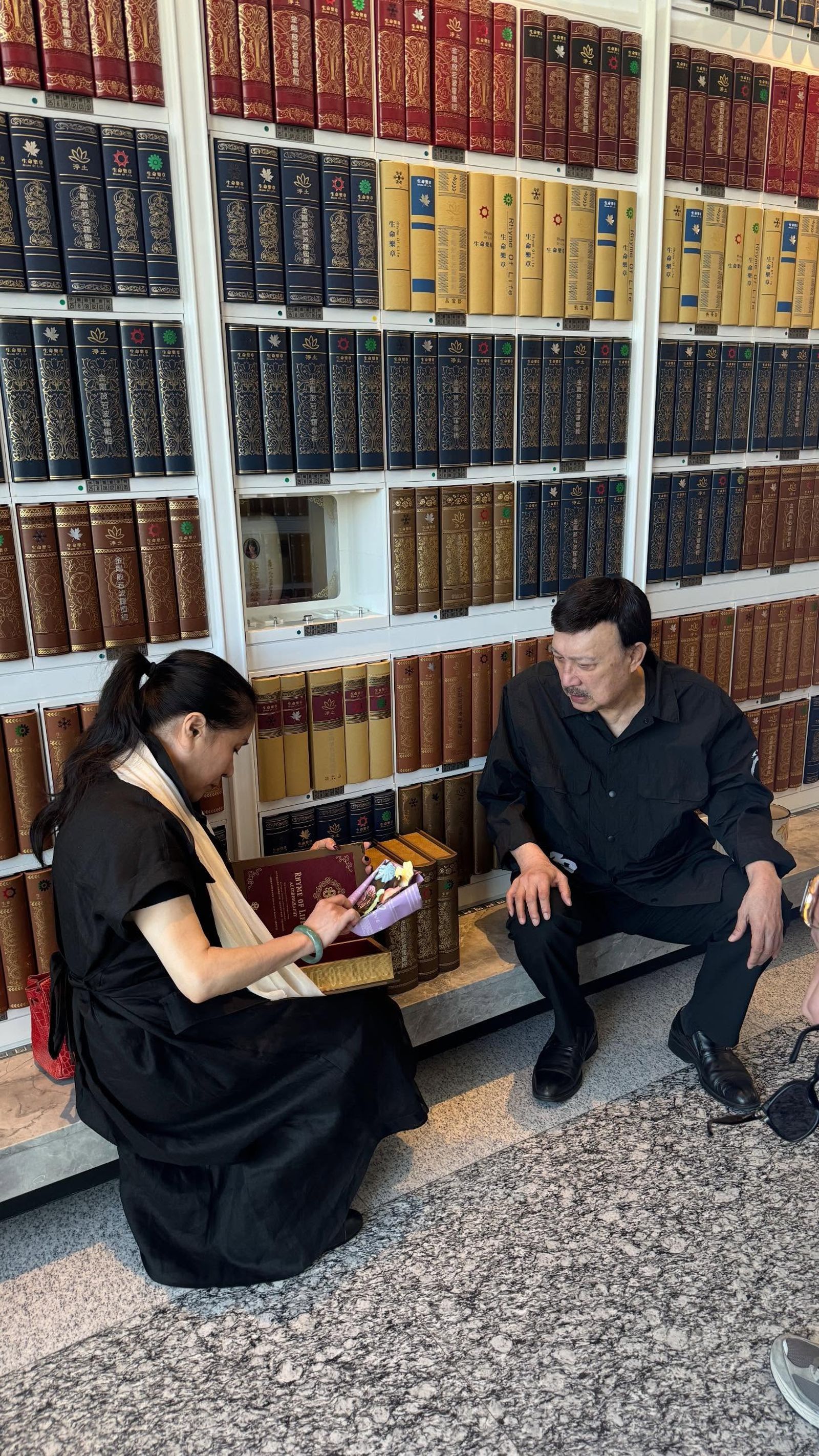 余天和李亞萍祭拜愛女，神情哀戚。翻攝threads＠kob_kenyu