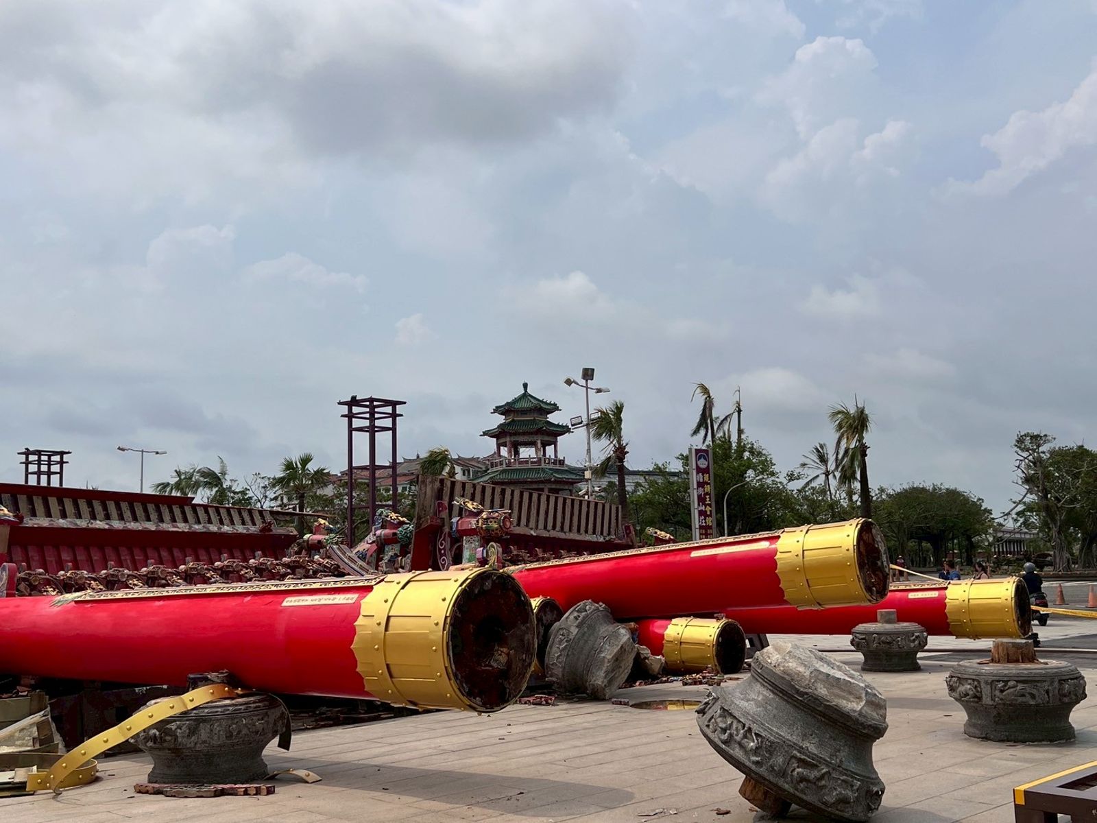 南鯤鯓代天府牌樓日前遭丹娜絲吹倒。圖／楊登嵙提供