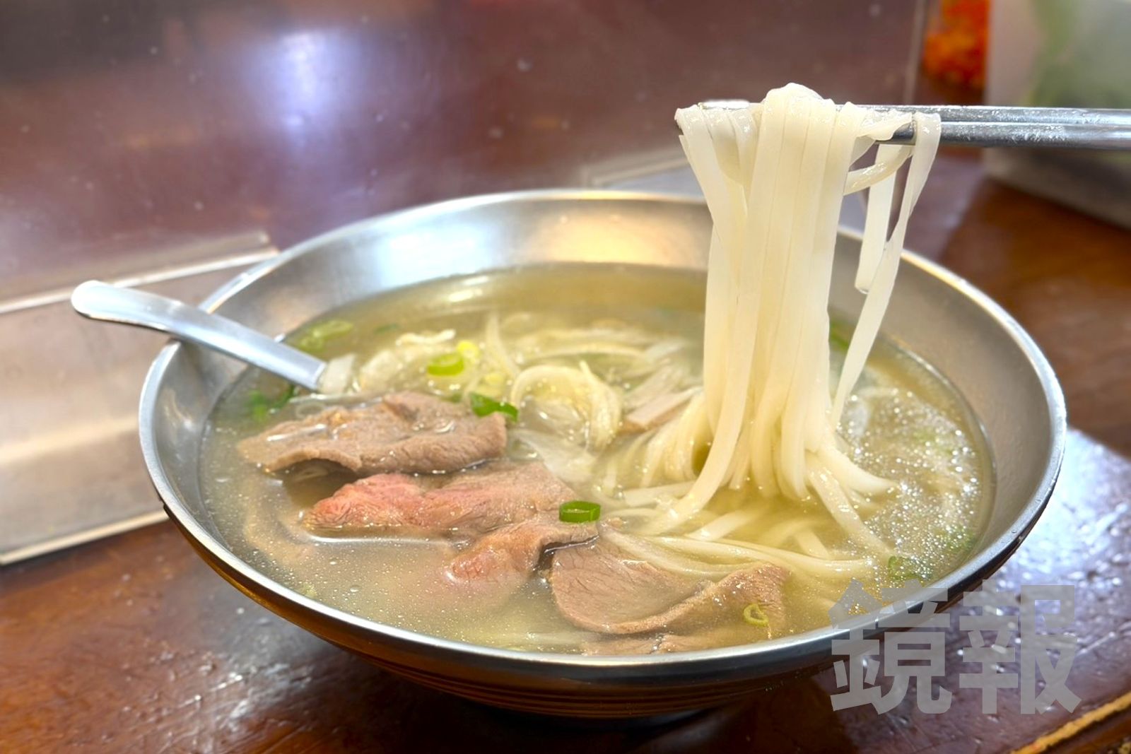 正男報食事／南京三民站超人氣美食！河內河粉用大量牛骨熬清甜湯頭、現燙生牛肉嫩甜迷人