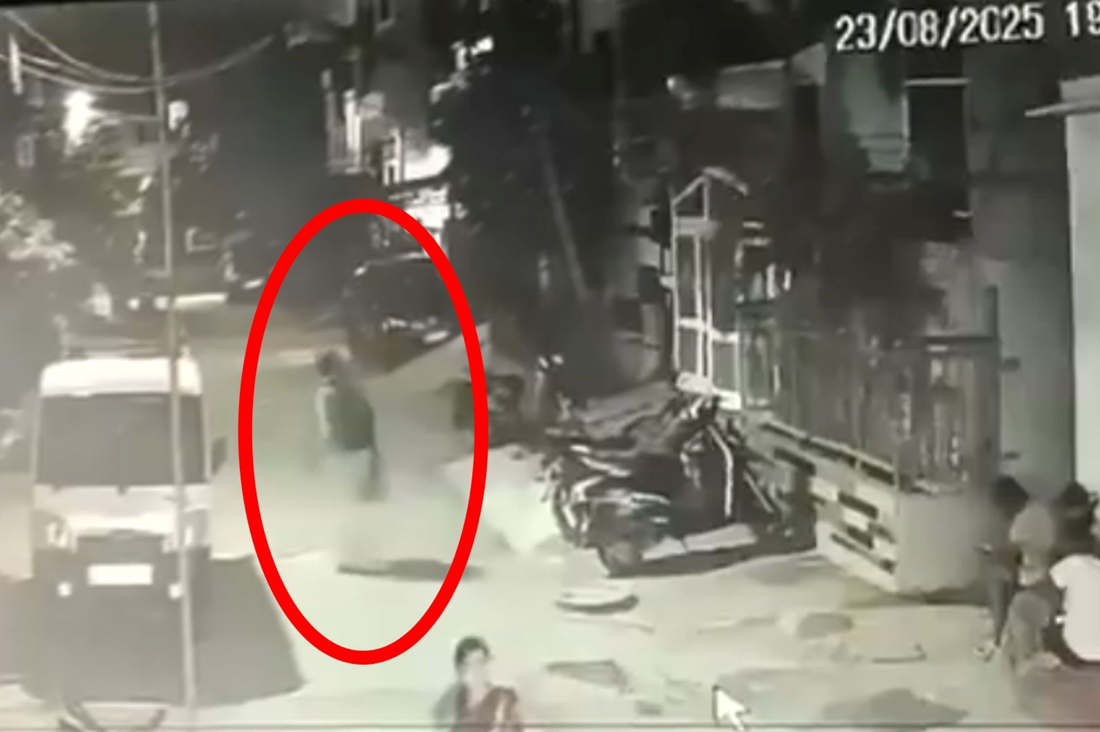 兇手雷迪拎著屍塊上街的畫面，都被監視器拍了下來。圖／X @jsuryareddy