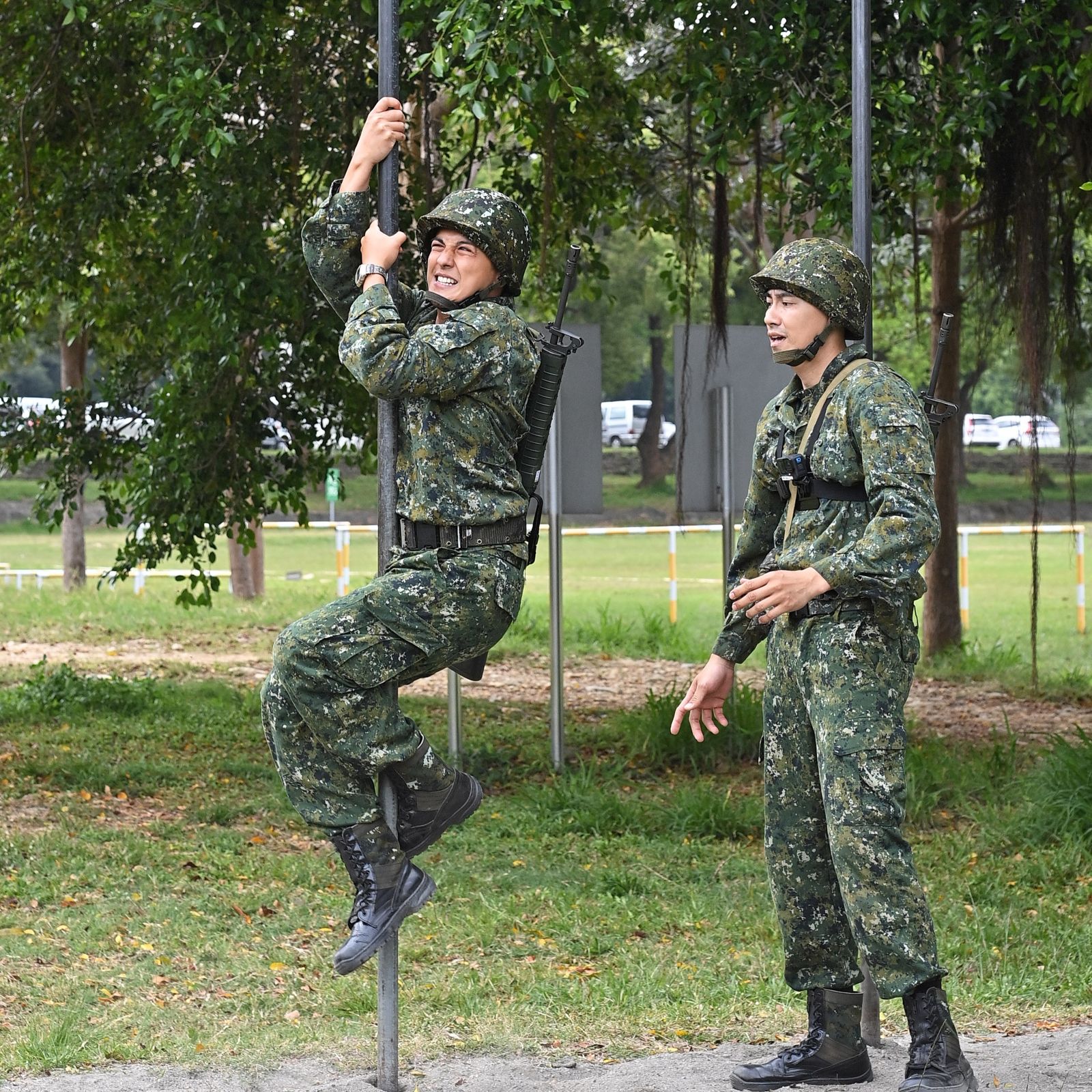 曾子余(左)盡全力進行五百障礙爬竿項目,潘君侖(右)貼心全程陪伴。台視提供
