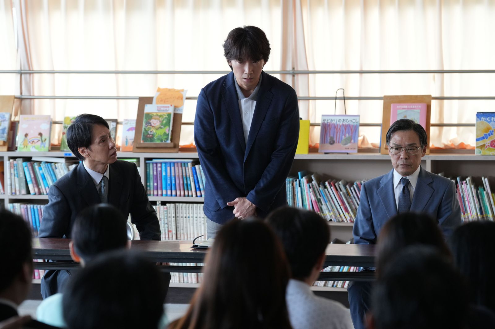綾野剛飾演深受懸案影響的教師。光年映畫提供