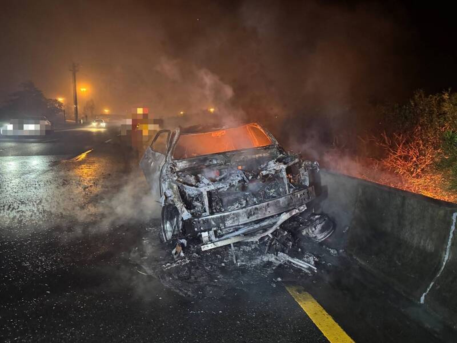 逆闖國道火燒車！75歲翁清晨逆向遭撞　機車卡車頭爆燃慘死