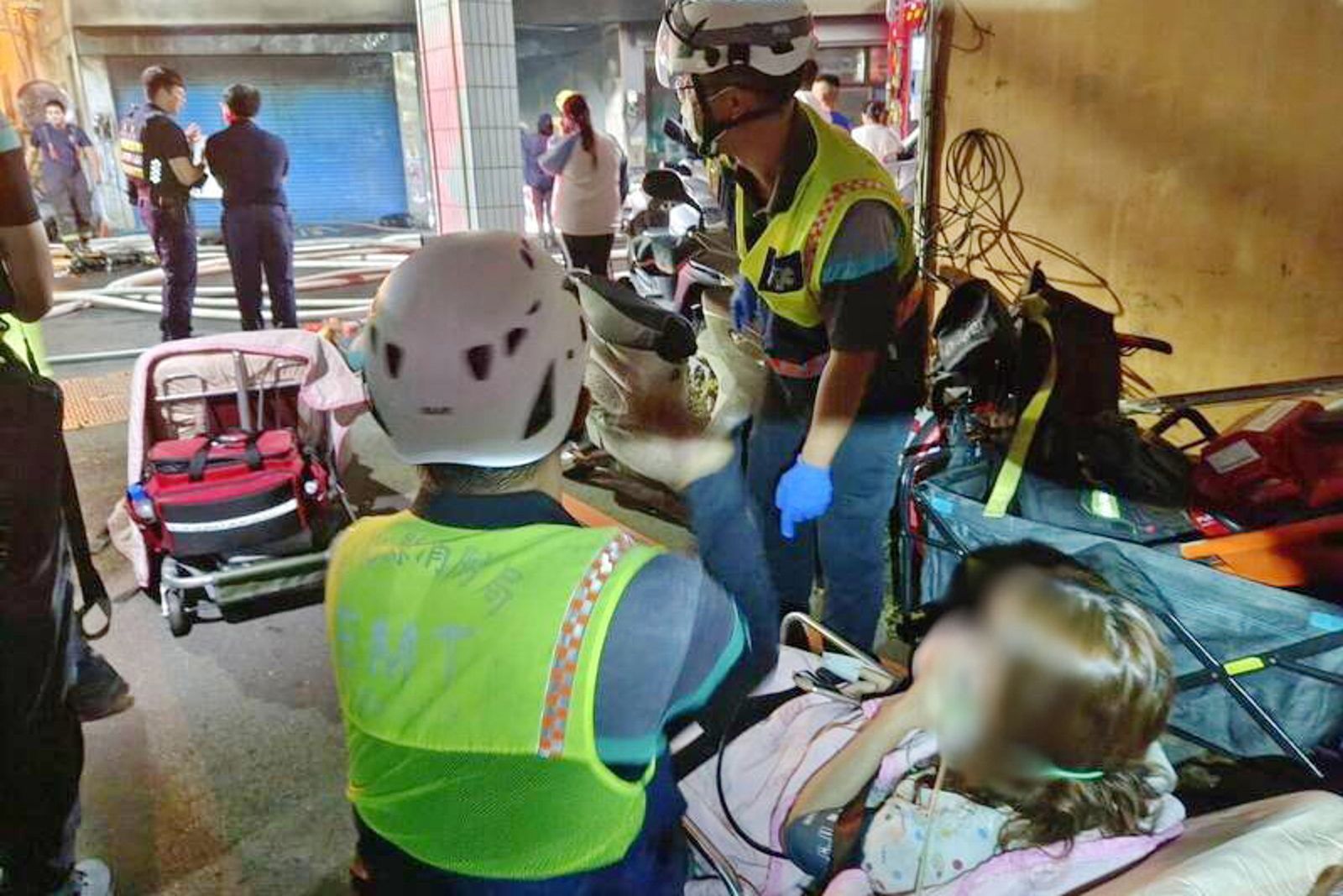 這起住宅火警造成17人被濃煙嗆傷送醫。圖/彰化縣消防局提供