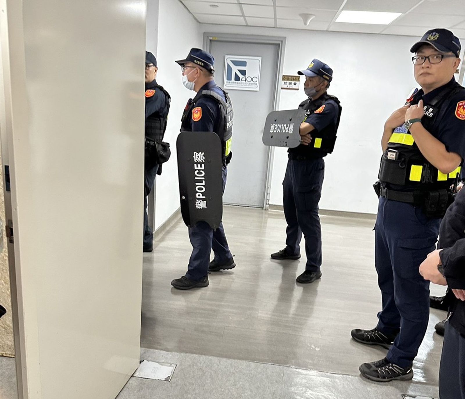 航警穿著防彈背心守在國泰航空辦公室外警戒。讀者提供