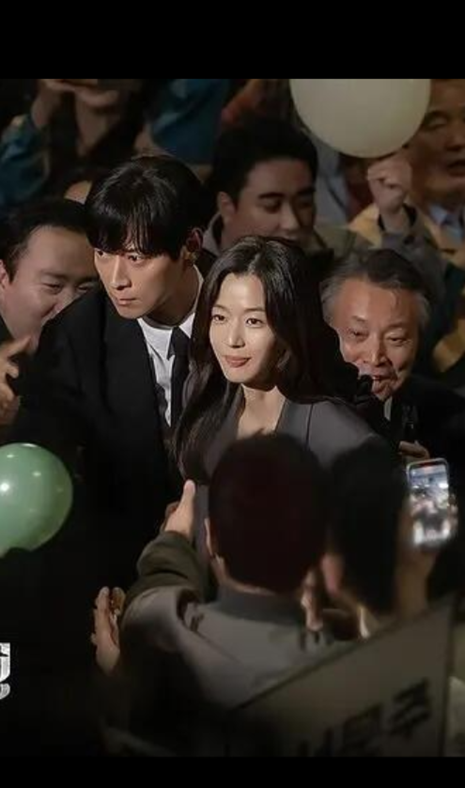 全智賢(中)與姜棟元(左)在新劇《暴風圈》中展開一段緊張的諜報羅曼史。翻攝自微博