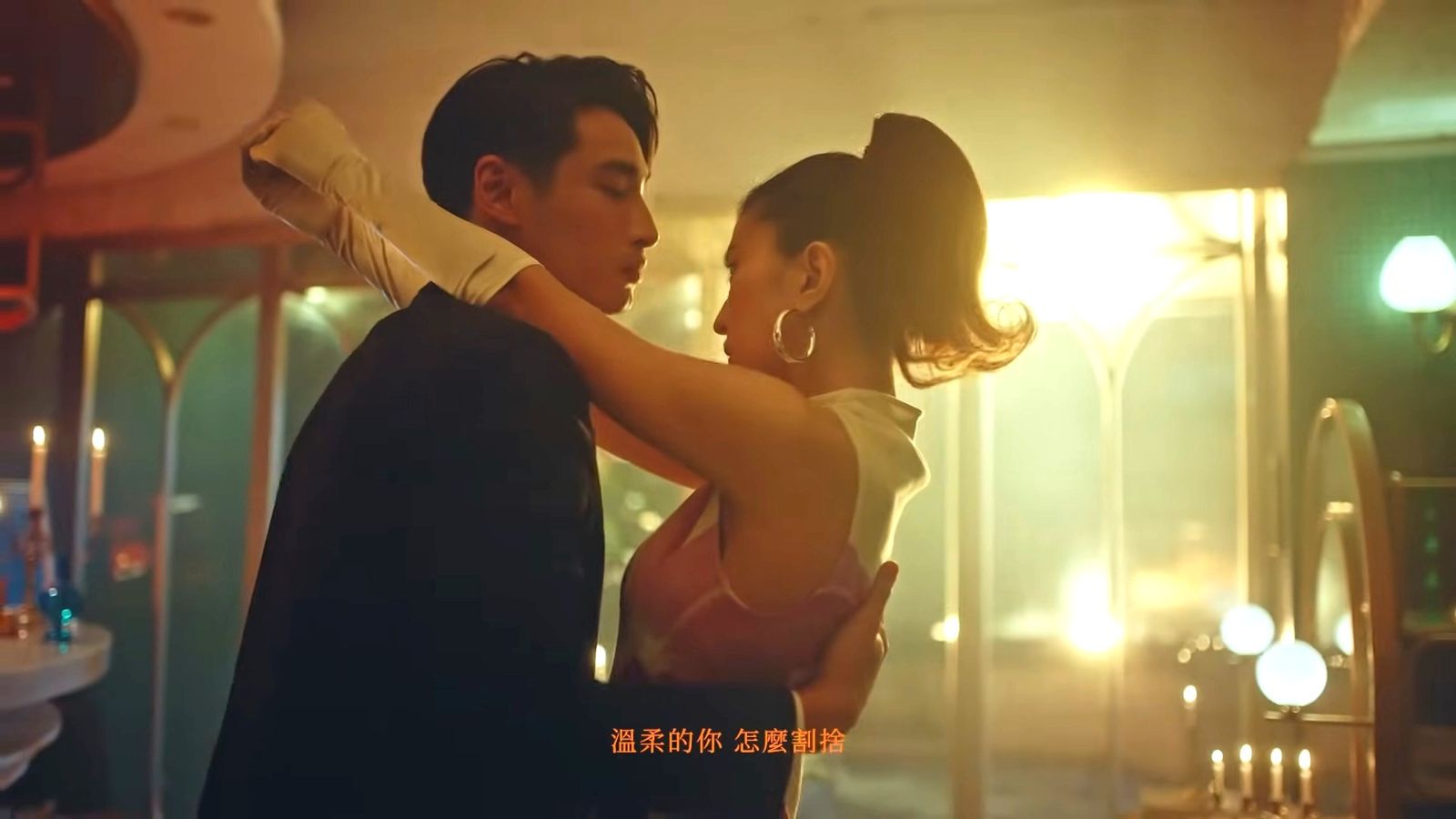 9m88與章廣辰在〈頭髮 Hair〉MV中有親密互動橋段。翻攝9m88 YouTube