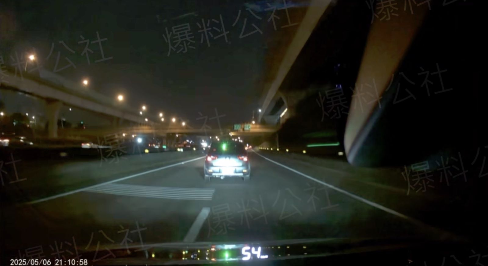 前車切入後還用綠色雷射筆照射後車。翻攝爆料公社