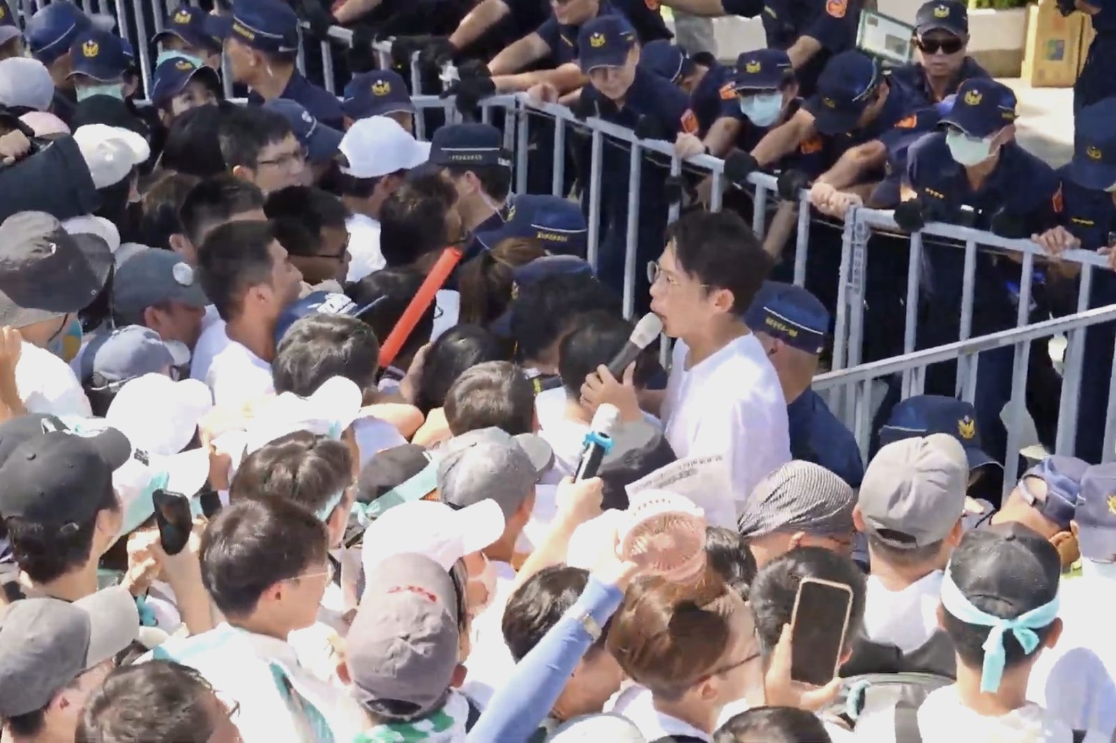 民眾黨非法集會遭攔阻!黃國昌率眾推擠拒馬 警方不慎受傷