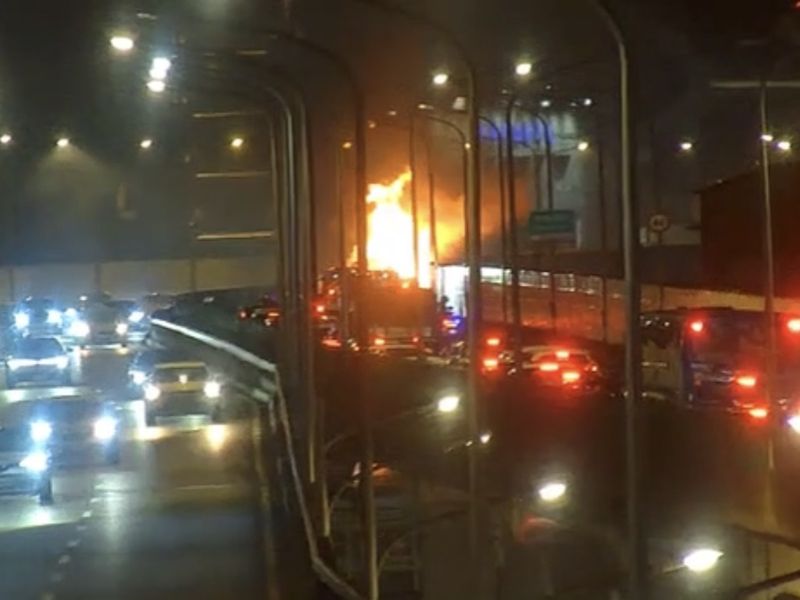 驚悚畫面曝！市民大道高架小貨車燃燒　整車瞬間成火球