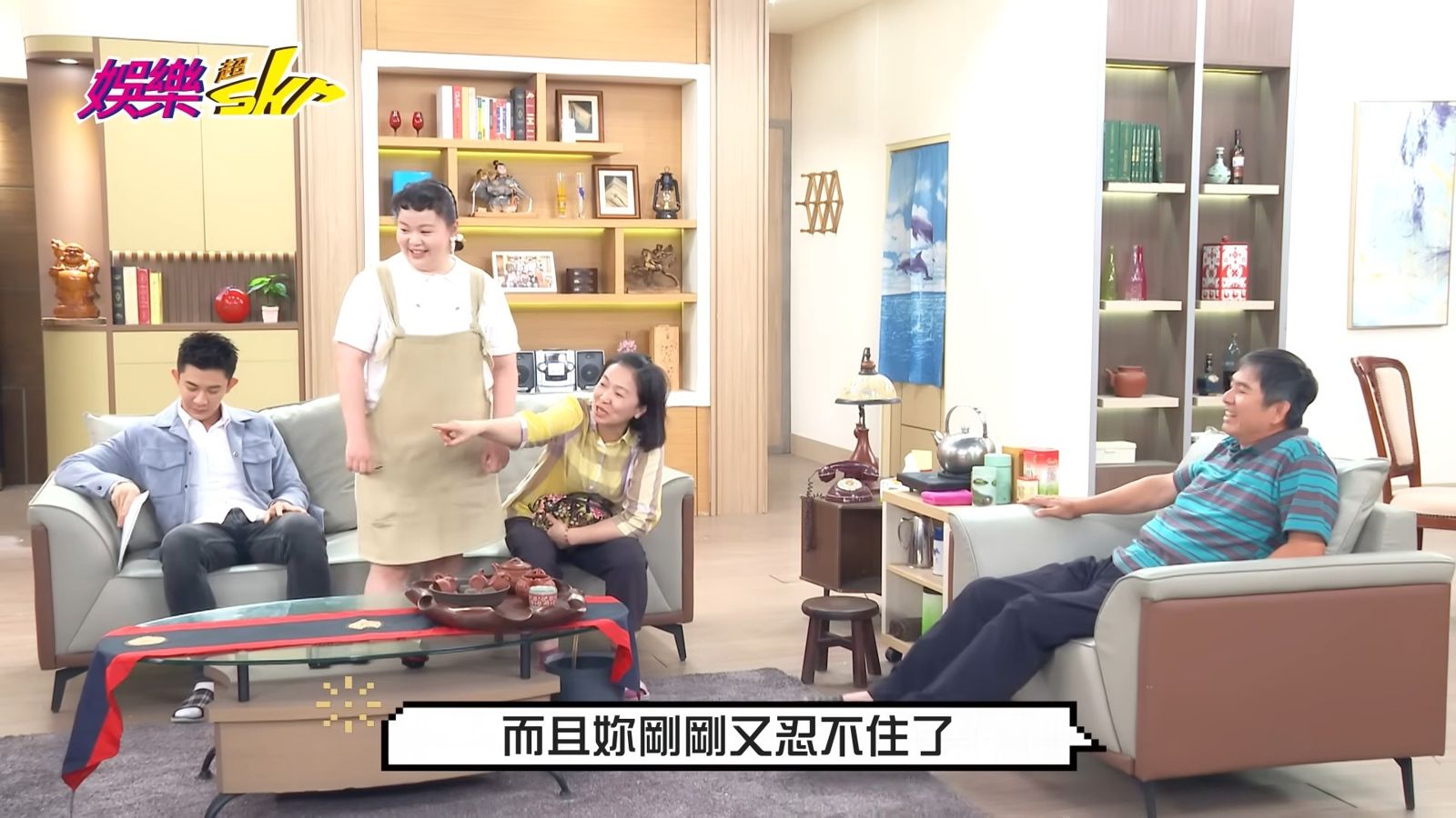 《娛樂超skr》直擊《豆腐媽媽》拍攝現場,萬家一家人齊聚拍攝,戲外互動卻笑聲連連。民視提供