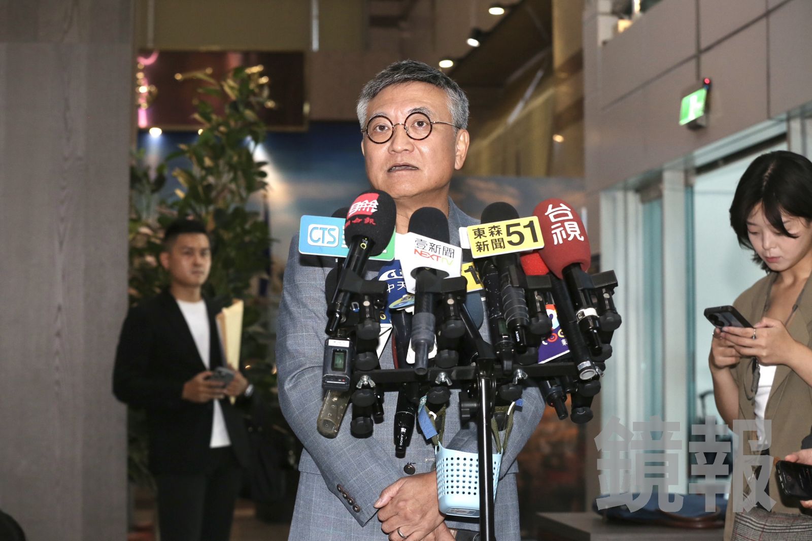 國民黨主席改選本週進入領表登記環節，孫文學校總校長張亞中今（15日）由辦公室主任何啟聖代其前往黨中央領表。（圖／董孟航攝）