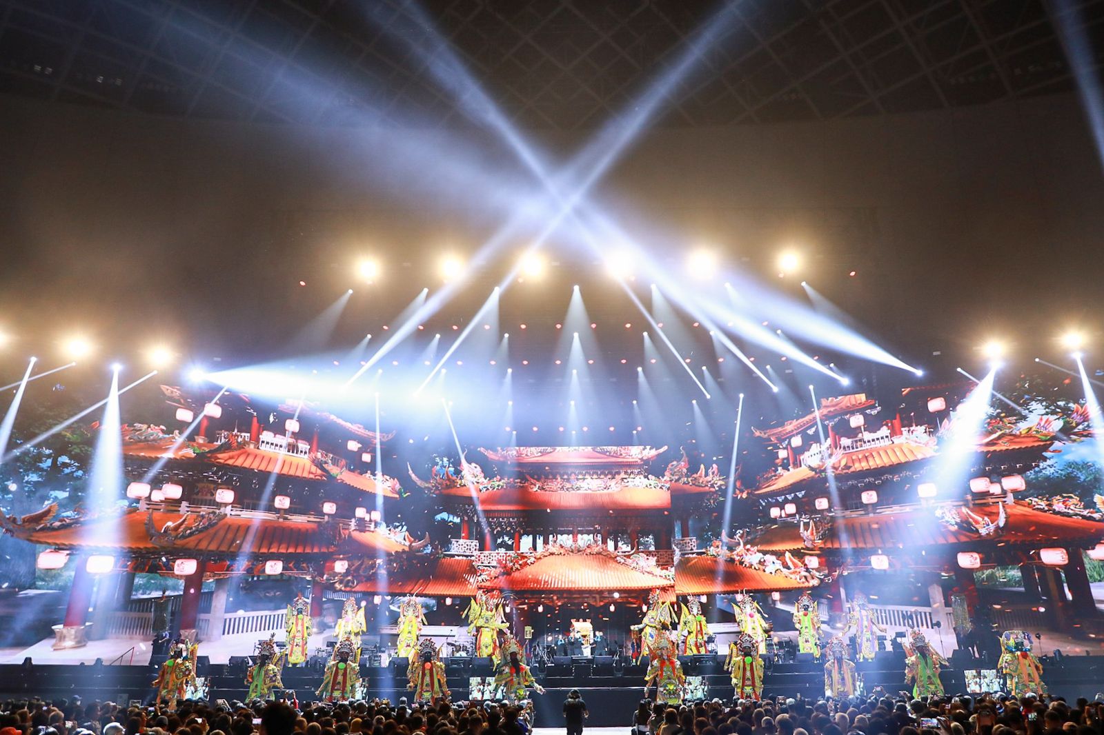 演唱會邀來12尊神將齊舞，彷彿把整座廟埕搬進大巨蛋。中華音樂人交流協會提供