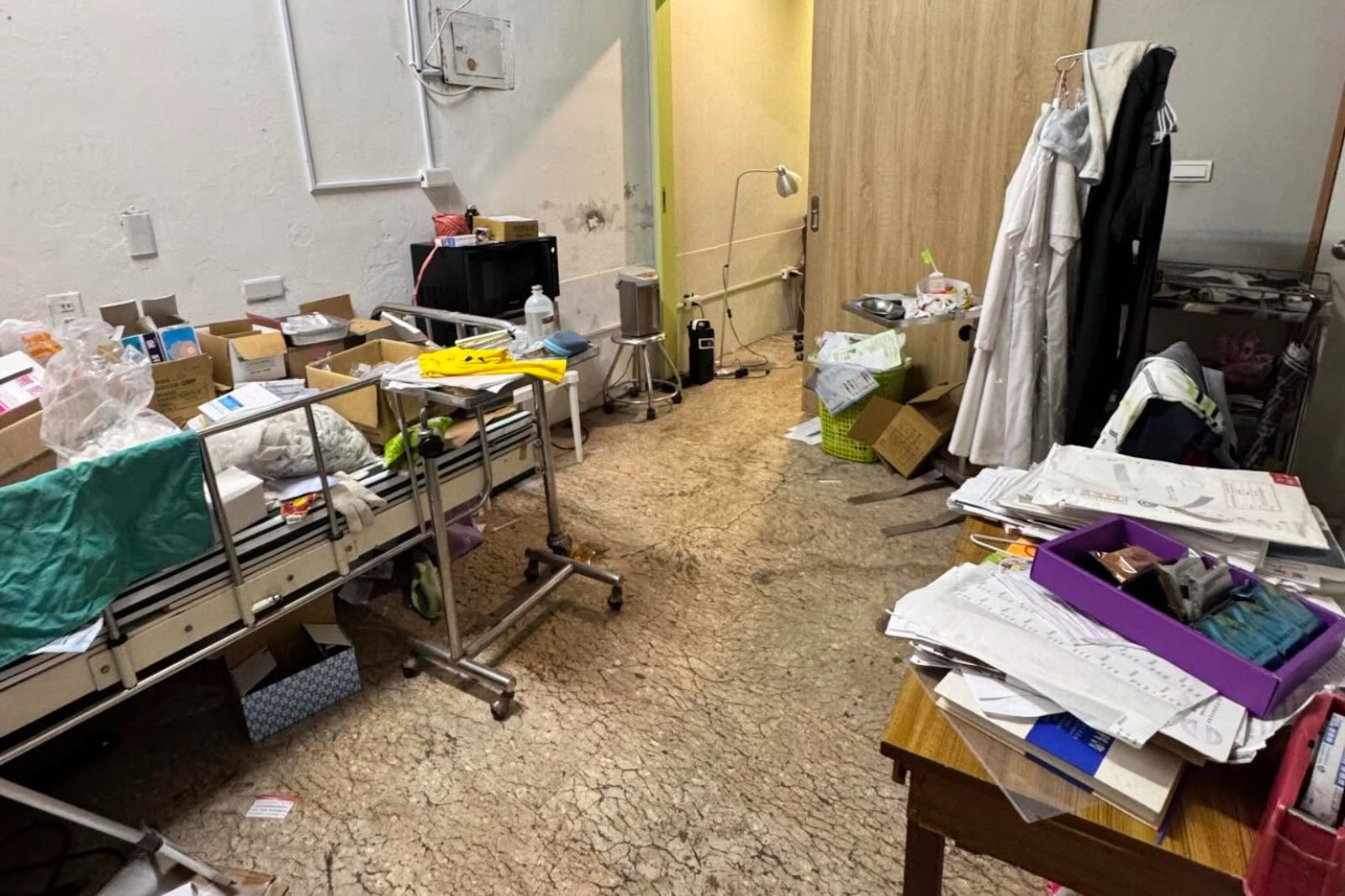 恐怖診所！他以為走進「生化實驗室」血跡都乾了　醫生氣噗噗回應