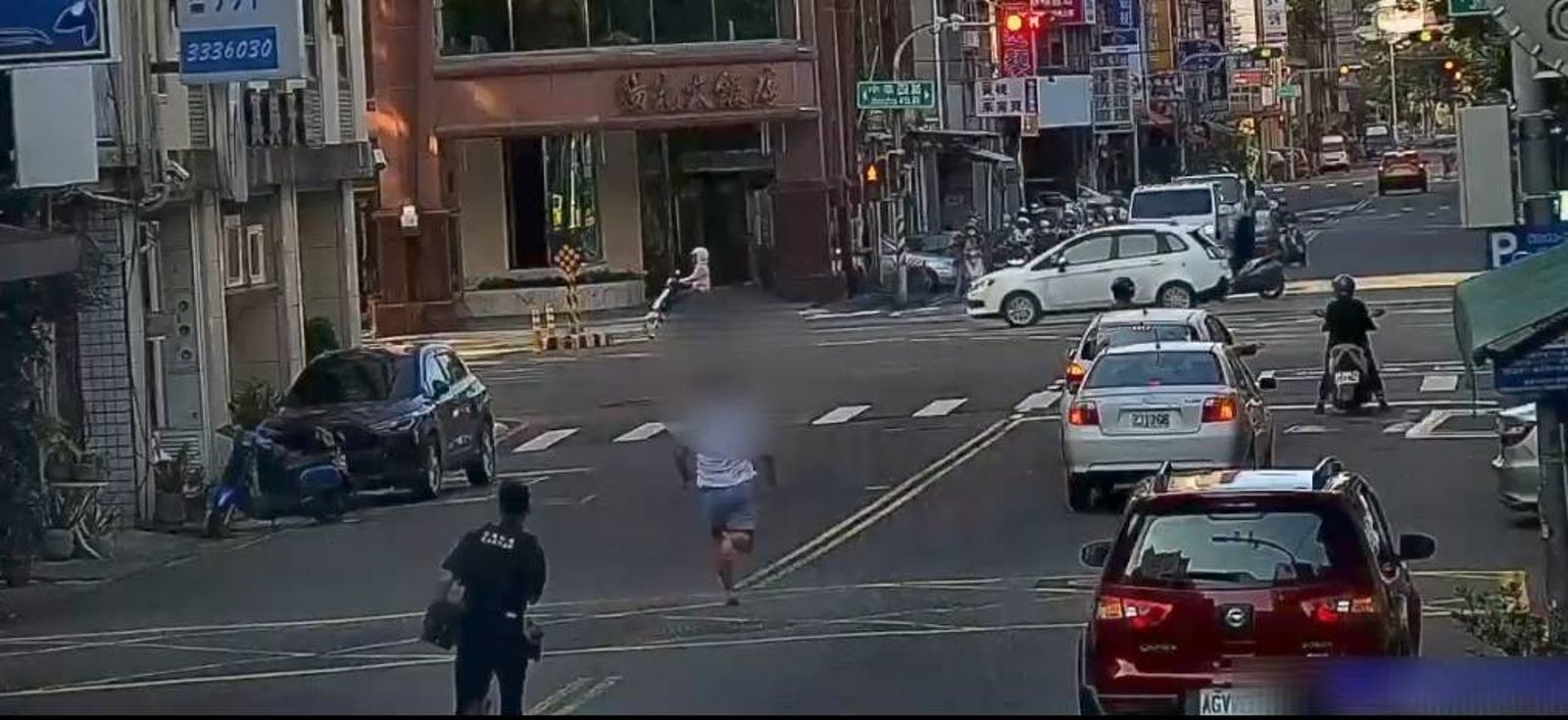 高雄街頭傳槍響！通緝犯拒攔查竟駕車撞倒警用機車　遭對空鳴2槍壓制逮捕