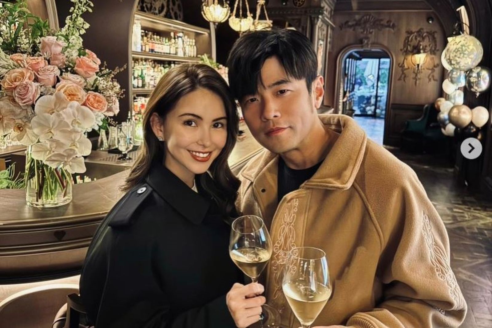 世紀婚禮11年了！周杰倫婚禮紀念日放閃甜摟昆凌　即興彈琴慶生畫面流出