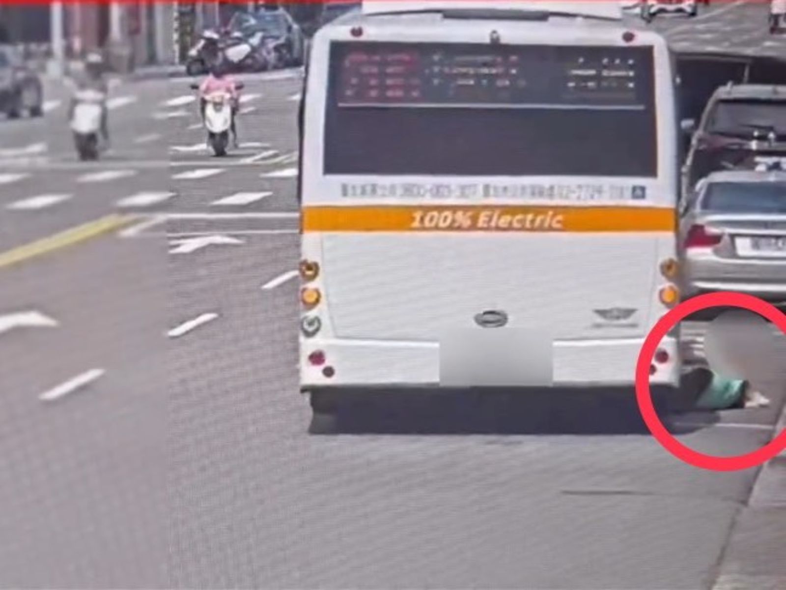 悚!北市7旬婦搭公車「才走近後門」 下秒慘遭關門起駛輾斷雙腿