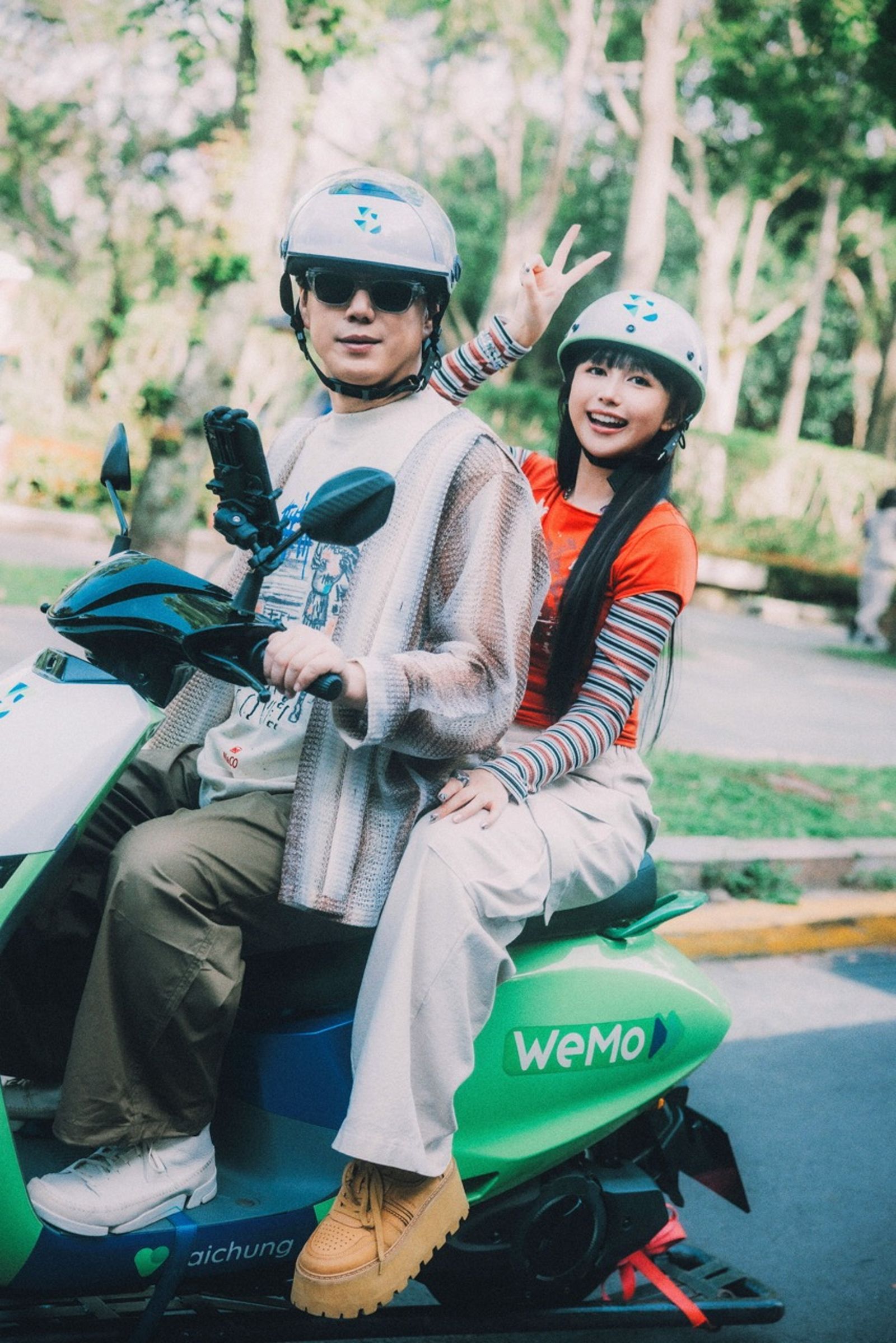蕭煌奇（左）騎車載著琳誼上路。相映音樂提供