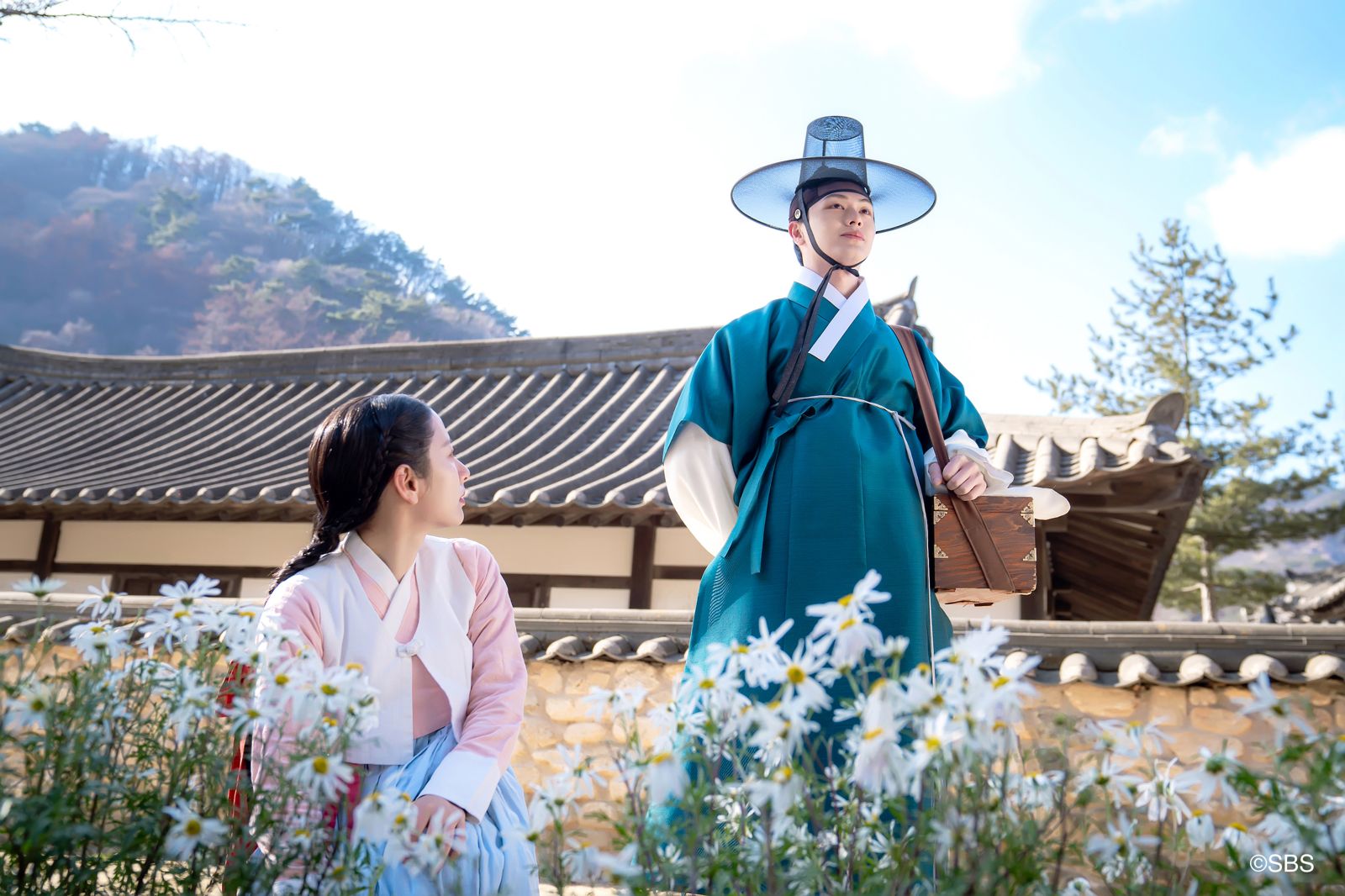 陸星材(右)和金知妍劇中互動彷彿兩小無猜的小情侶,時而逗趣、時而深情。Hami Video提供