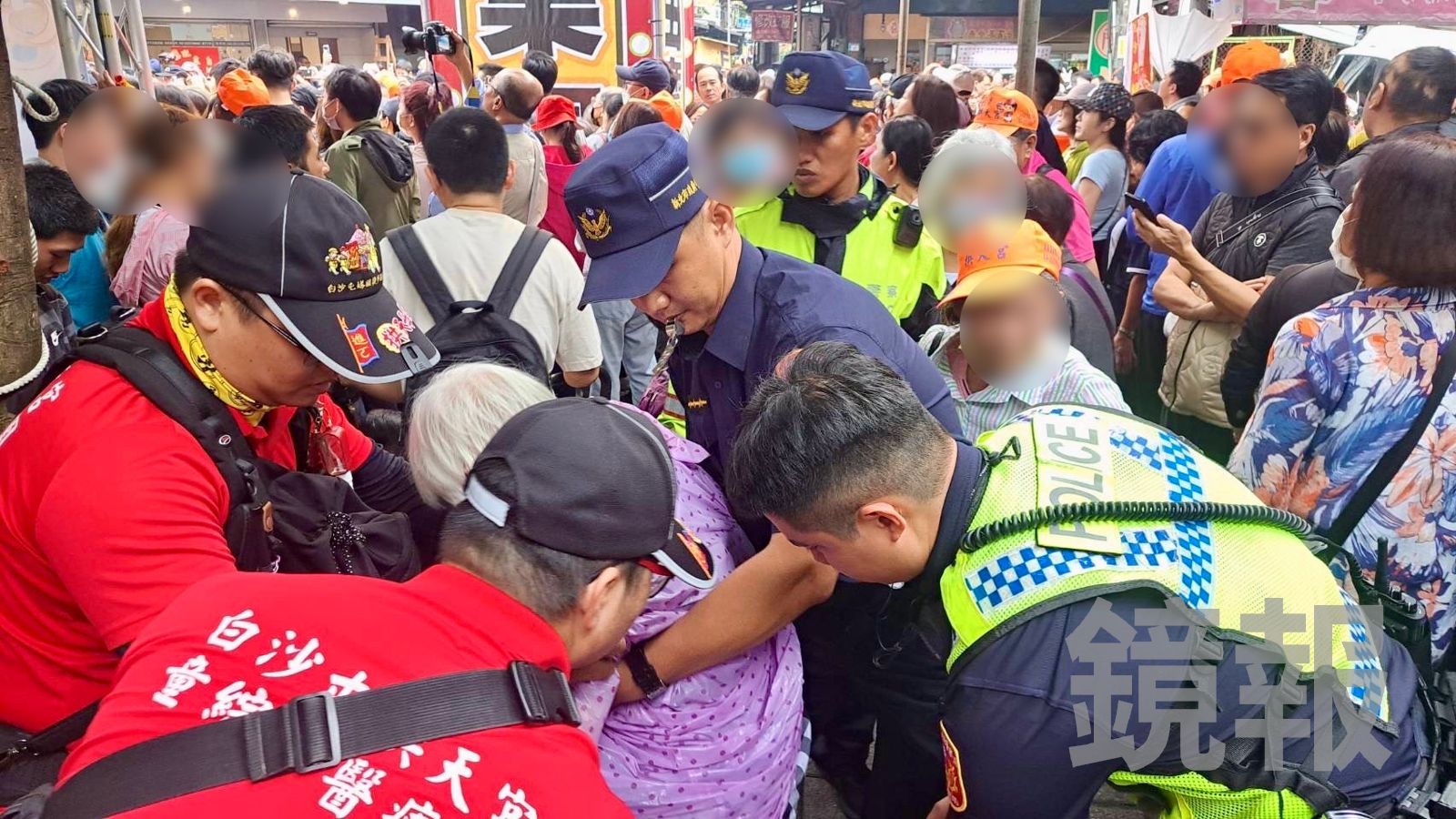 郭姓阿嬤不慎遭推擠跌倒受傷，顯場警員立即協助疏導避免發生踩踏事件。翻攝畫面