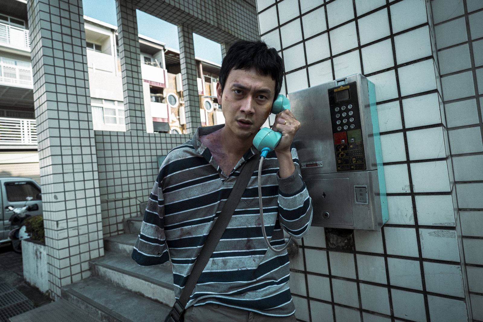 劉冠廷在黃奇斌新歌MV中挑戰沉迷賭博、對妻小暴力相向的負面角色,展現不同以往的演技。圖/ 大可文武