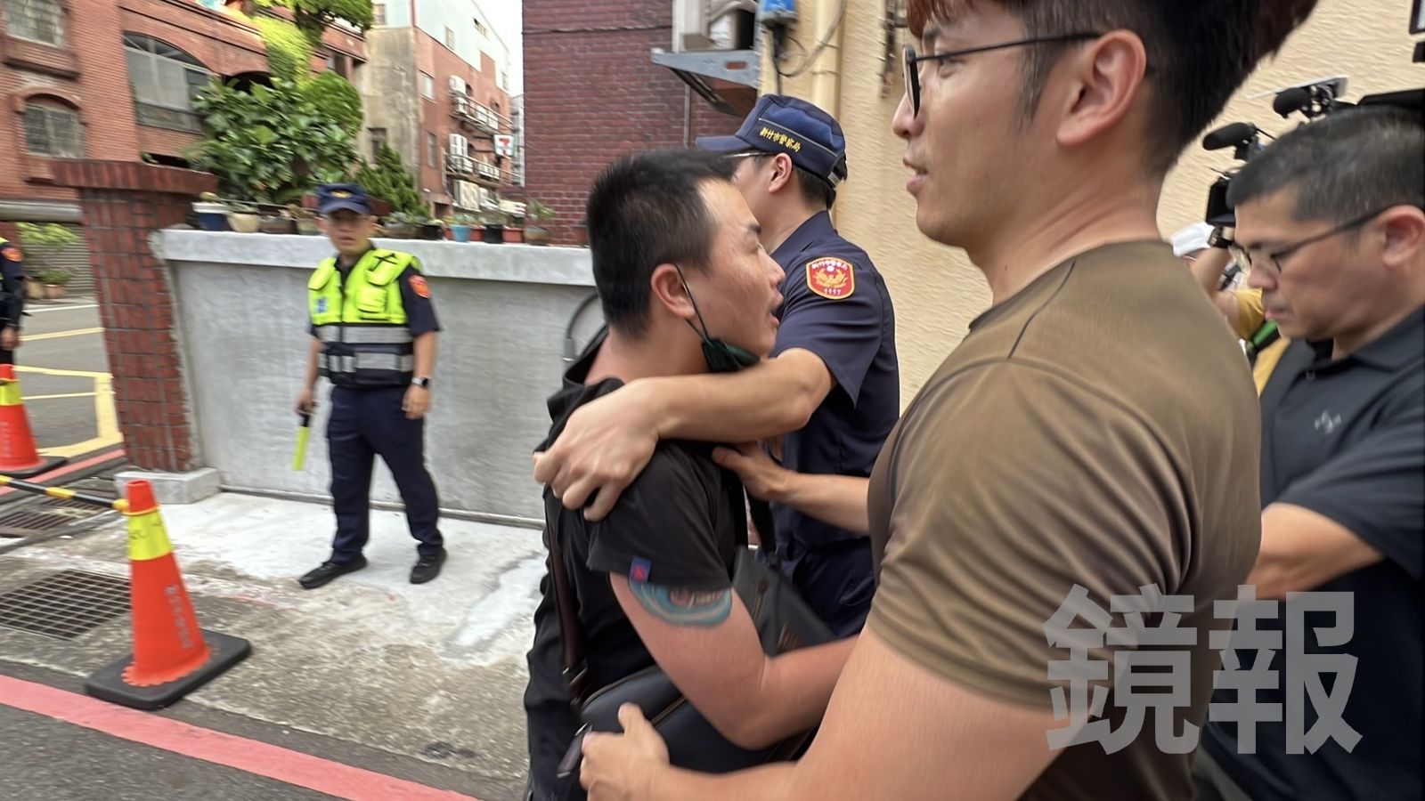 柯P出來了／「吃屎哥」二度鬧場　現身柯老家撒冥紙喊：「台灣沒司法了嗎？」