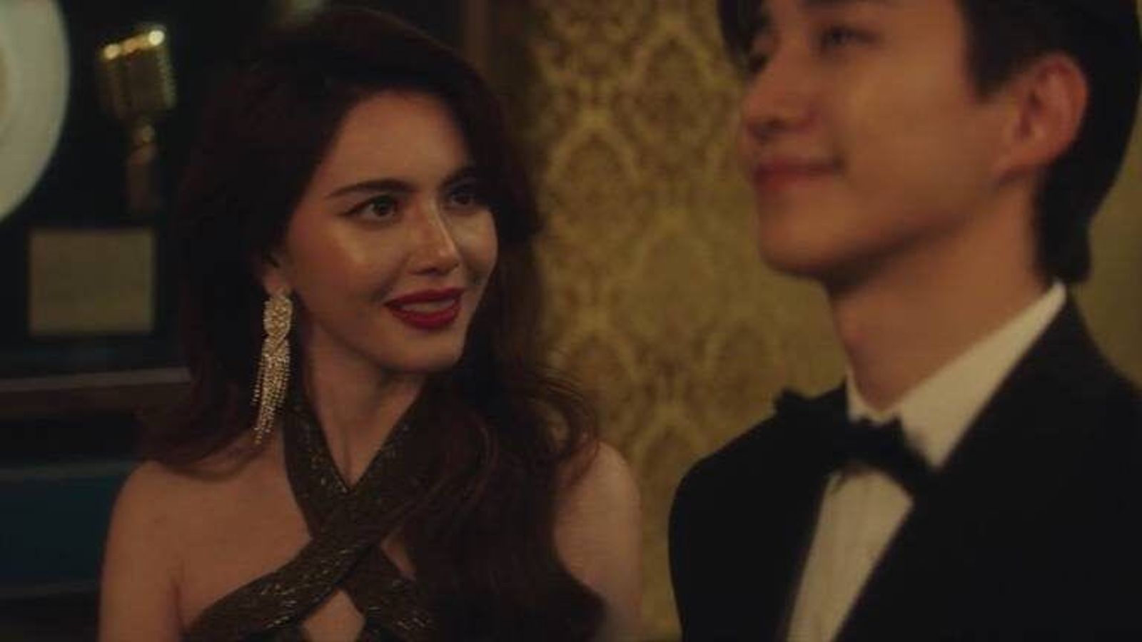 Mai（左）參與李俊昊演出的《颱風商社》。翻攝X