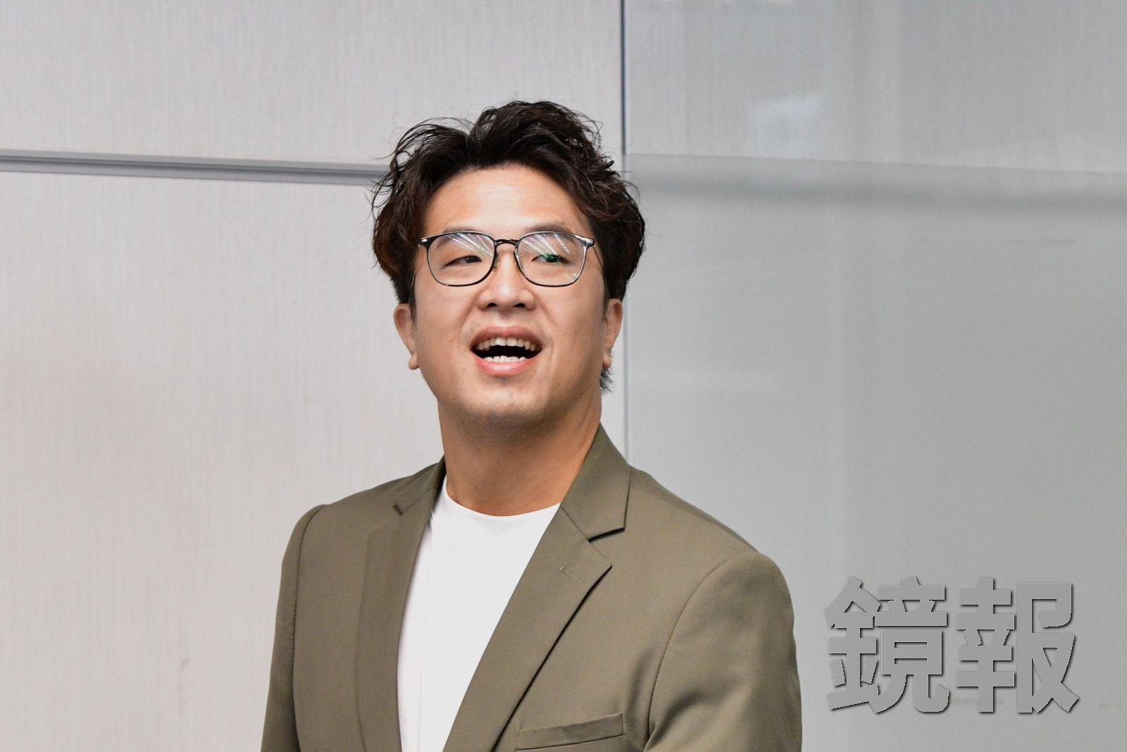 台北市長蔣萬安拋出松山機場遷建議題,民進黨台北市長參選人沈伯洋今天(16日)表示,桃園機場的服務量能不等於能取代松山機場的功能,尤其醫療後送等需求難以直接替代。攝影李智為