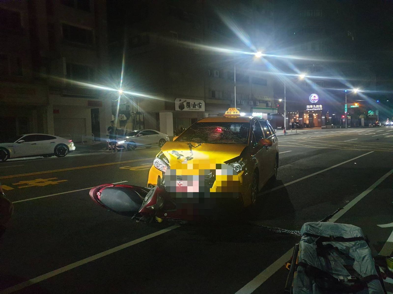 有片／高雄婦騎機車暗巷衝出遭小黃撞擊拖行　右手骨折送醫