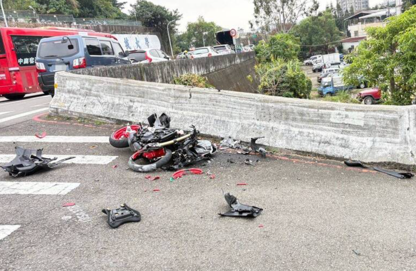 20歲勤益男大生「越級」騎黃牌重機 衝撞護欄「拋飛4米高橋下」 頭部重創當場OHCA