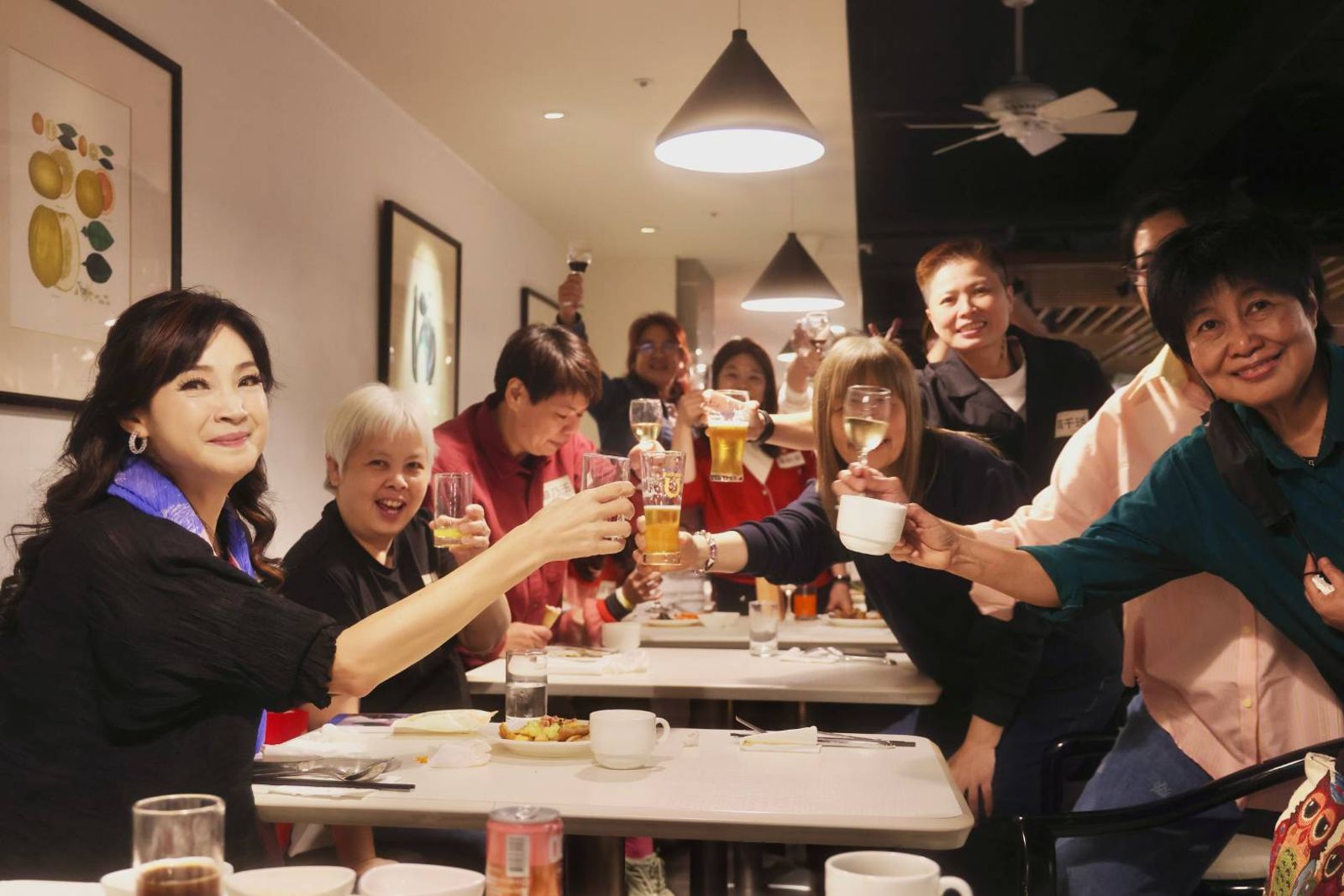 方季惟（左）7日與粉絲們開心聚會。尚時代文創娛樂提供