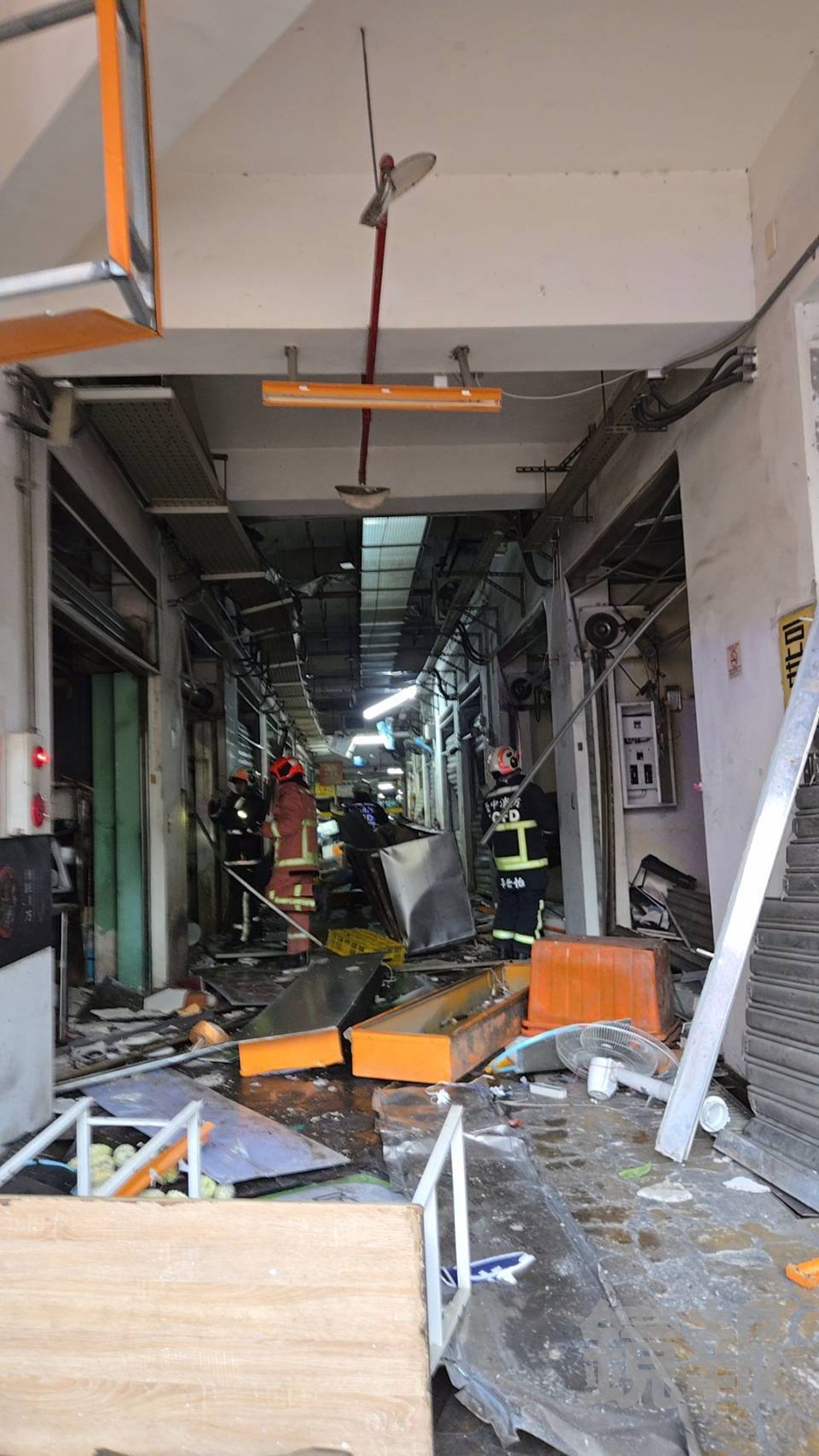 台中建國市場發生疑似氣爆意外，攤位被炸毀，現場滿目瘡痍。民眾提供
