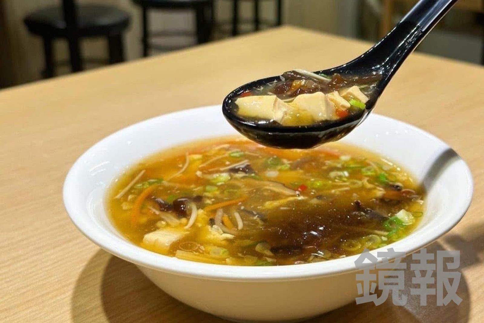 「酸辣湯」料很扎實且切得細膩,鹹味足,加點醋添味更剛好。(40元/碗)