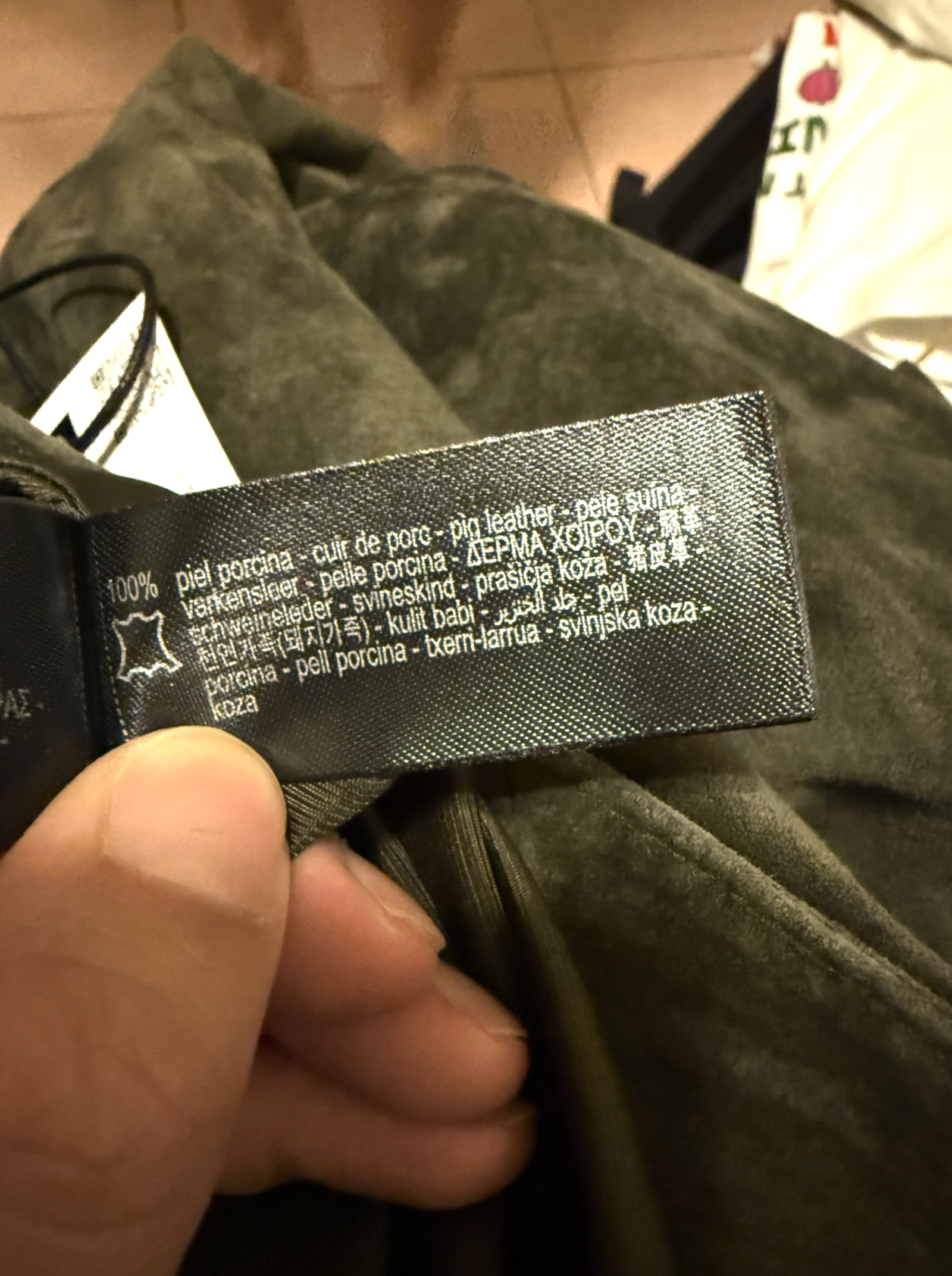 一名網友意外發現,ZARA一款真皮外套竟是豬皮打造。圖/翻攝自Threads@jksheng_